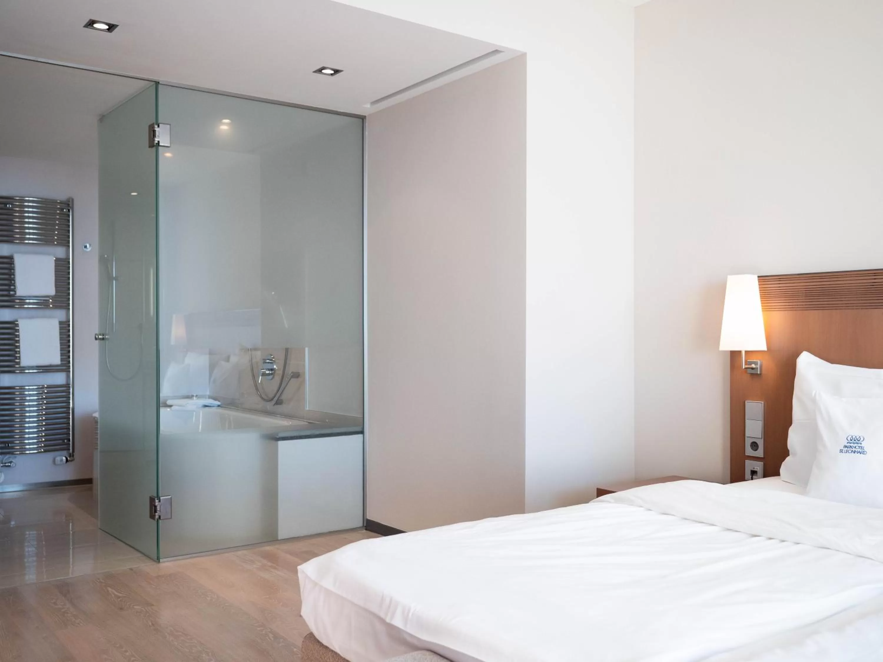 Bed in Parkhotel St.Leonhard