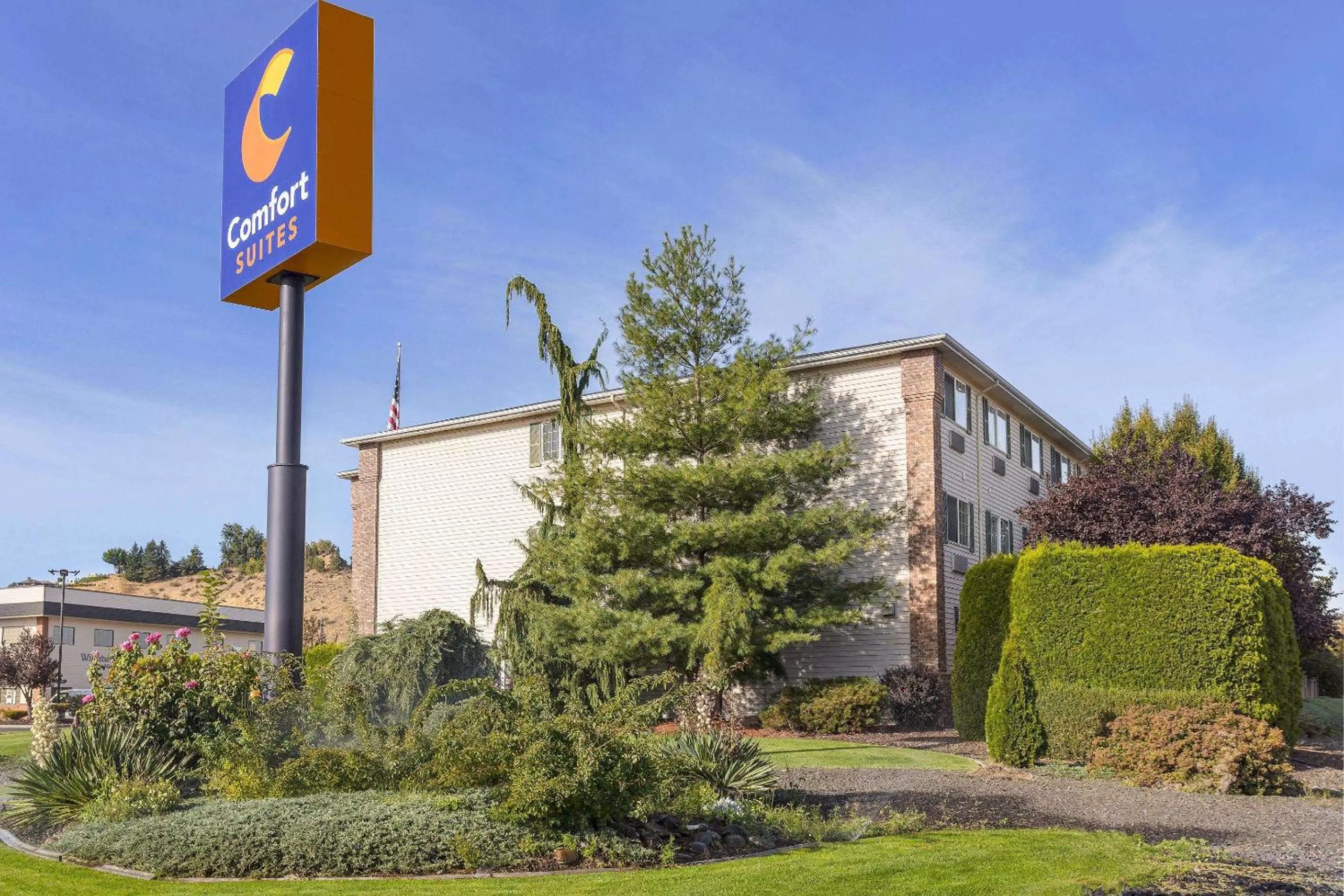 Property building in Comfort Suites Yakima