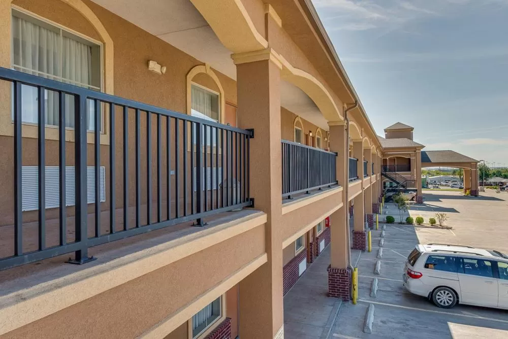 Property building in Executive Inn & Suites Cushing
