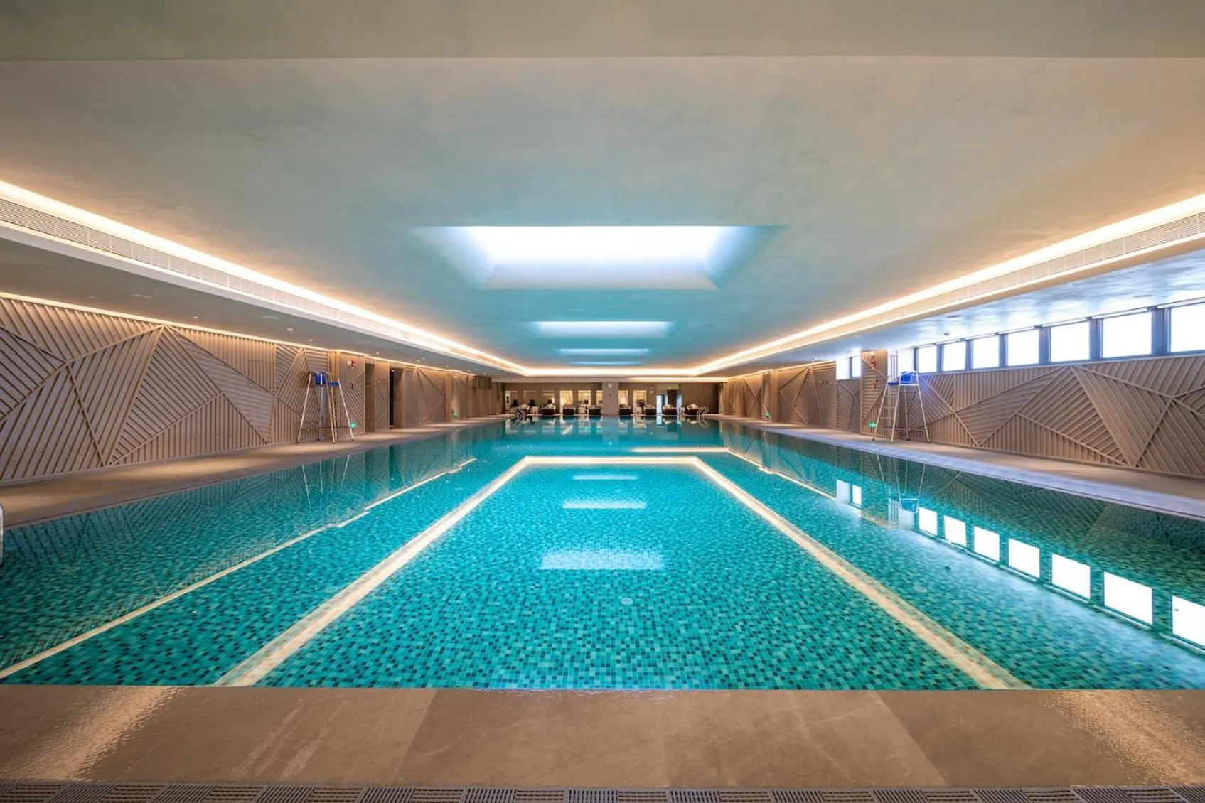 Swimming pool in HUALUXE Xi'an Chanba by IHG-西安浐灞华邑酒店-Near Xi'an International Convention Exhibition Center and Shopping mall and The Romantic show of Xi'an-Free Luggage Storage-English Service
