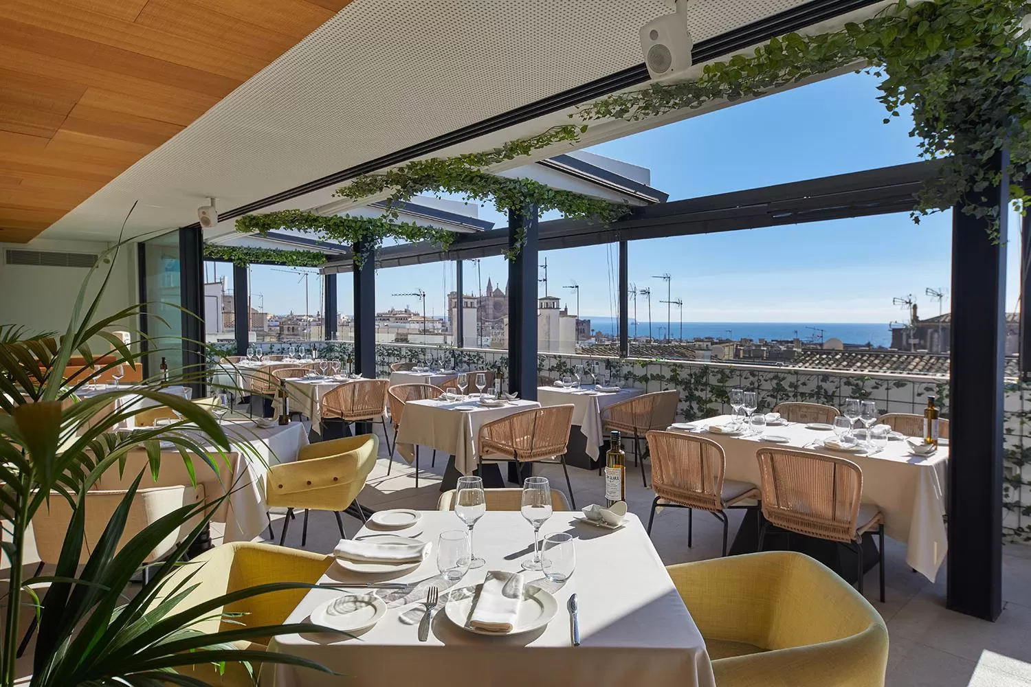 Restaurant/places to eat in Nakar Hotel