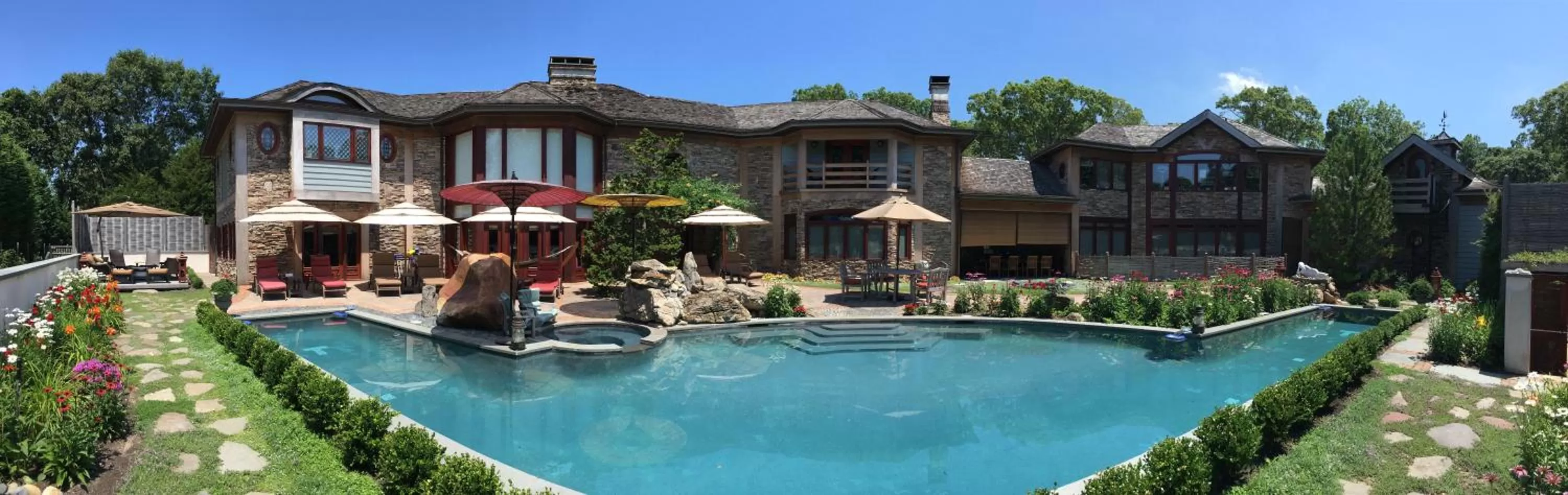 Facade/entrance in East Hampton Art House Bed and Breakfast