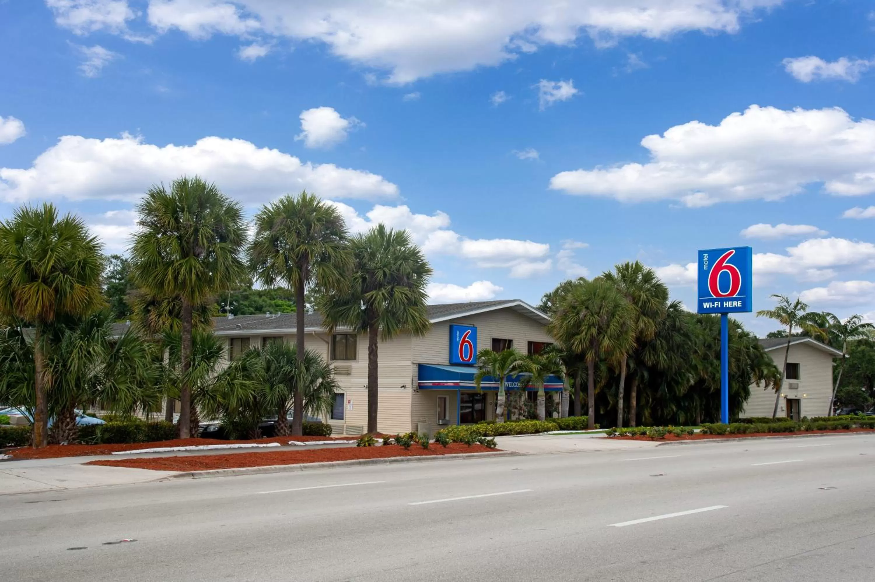 Facade/entrance in Motel 6-Fort Lauderdale, FL