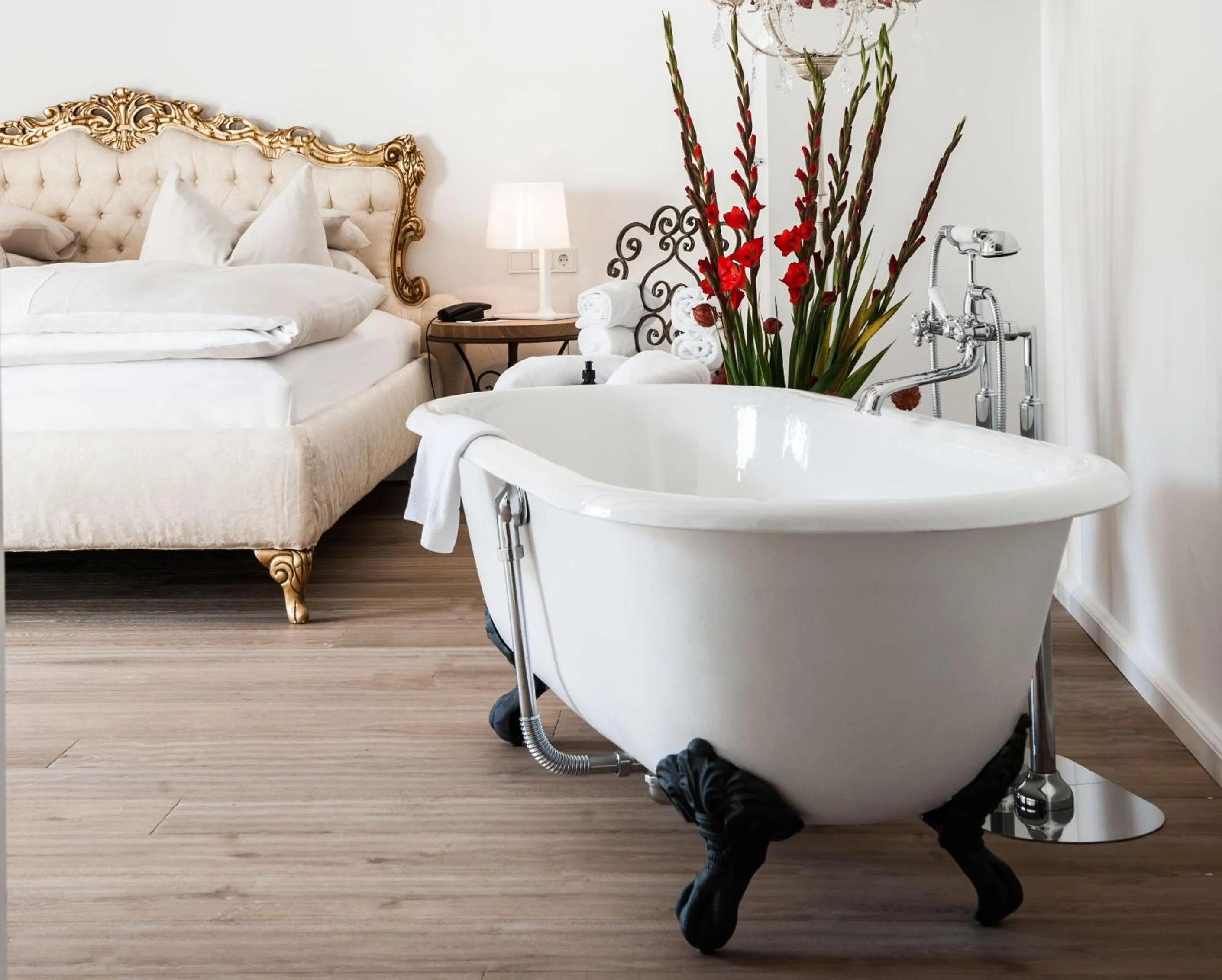 Bathroom, Bed in Hotel Weitzer Graz - Centre of Graz