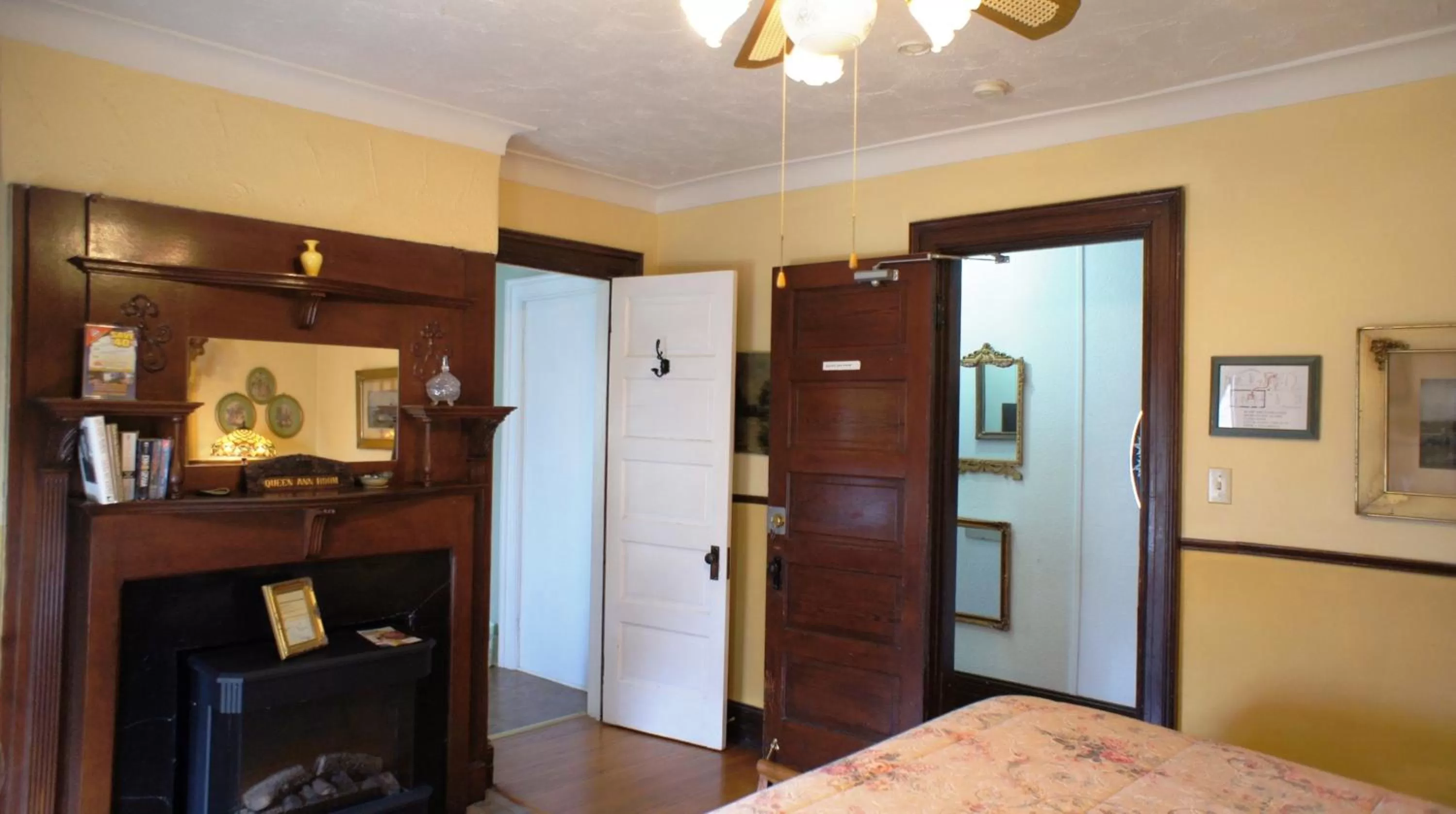 Decorative detail, Bed in A Night to Remember B & B