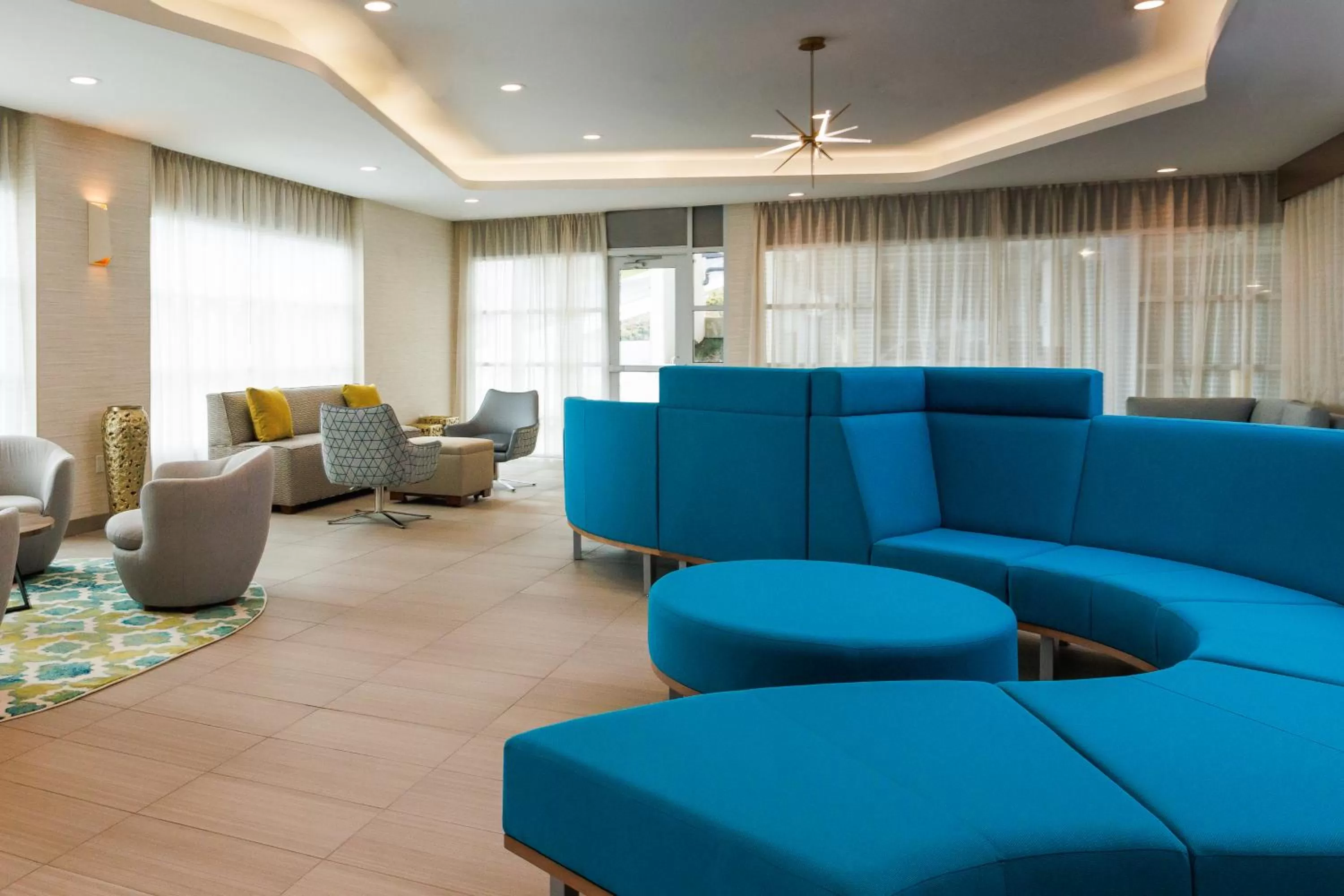 Communal lounge/ TV room in Hyatt Place San Carlos