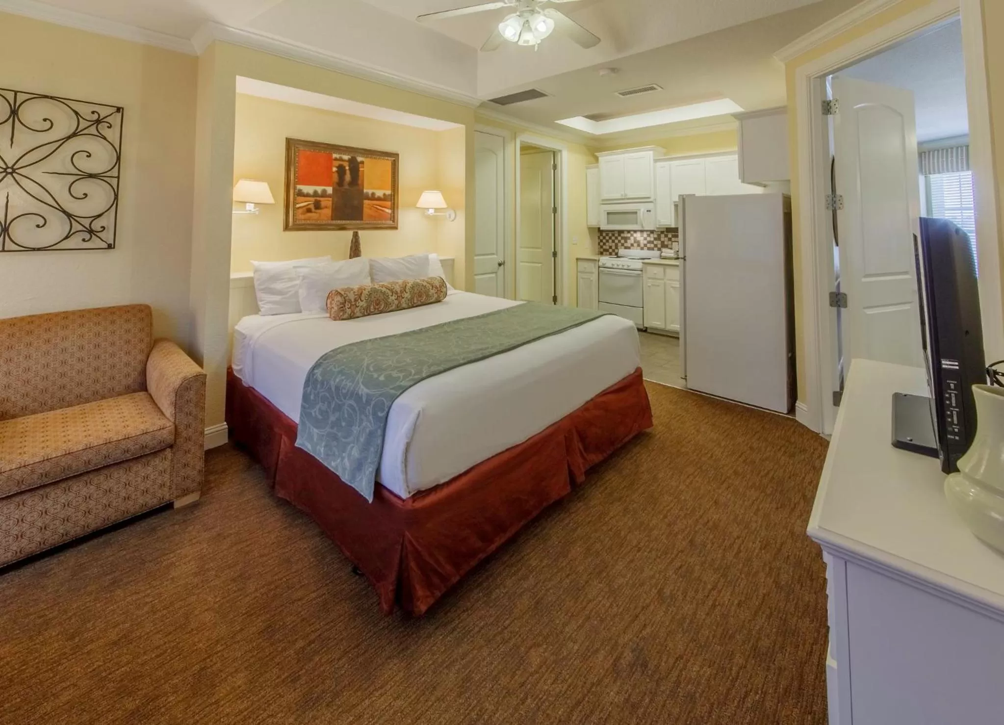 Photo of the whole room, Bed in Holiday Inn Club Vacations Piney Shores Resort at Lake Conroe