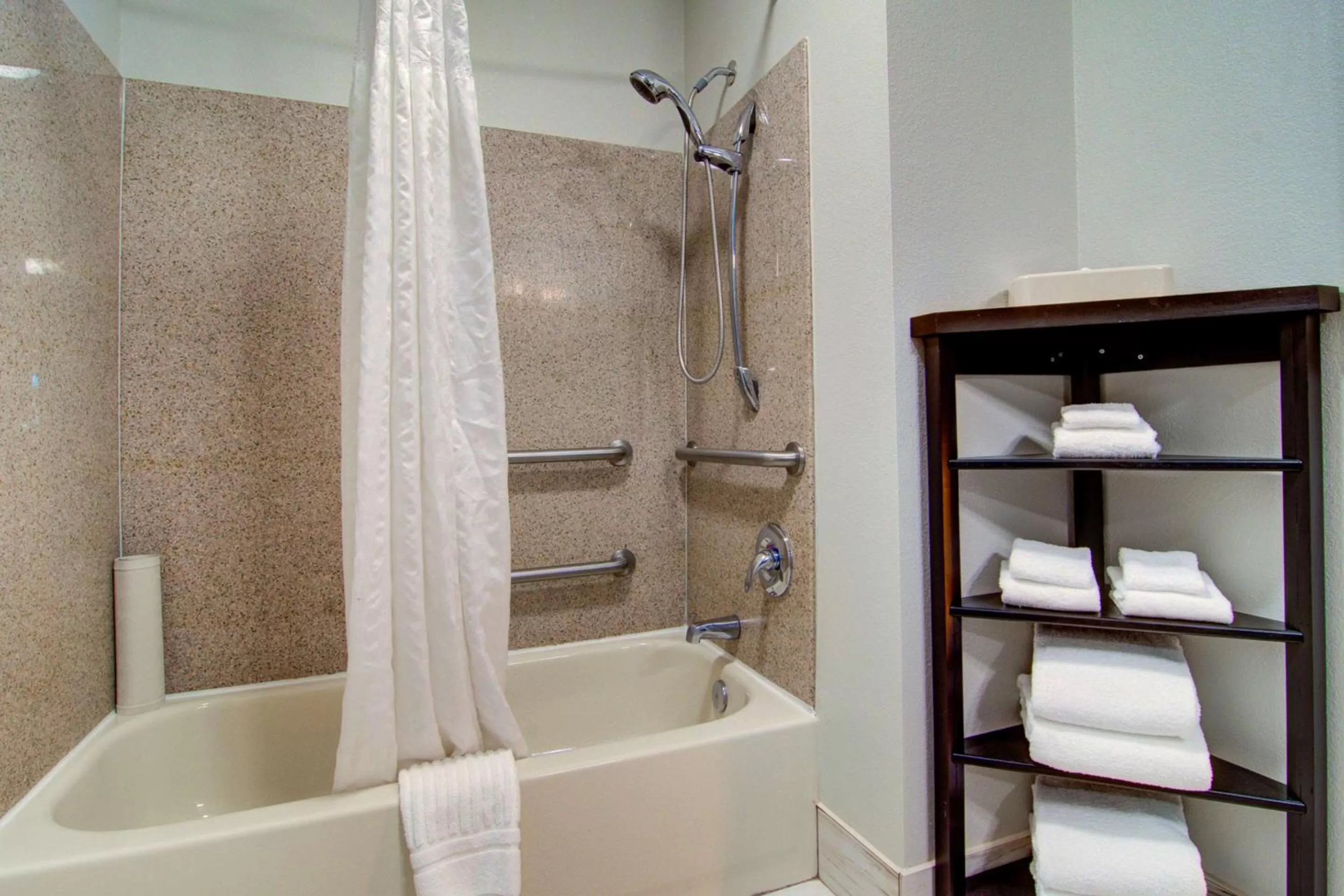 Photo of the whole room in Comfort Suites Newport News Airport