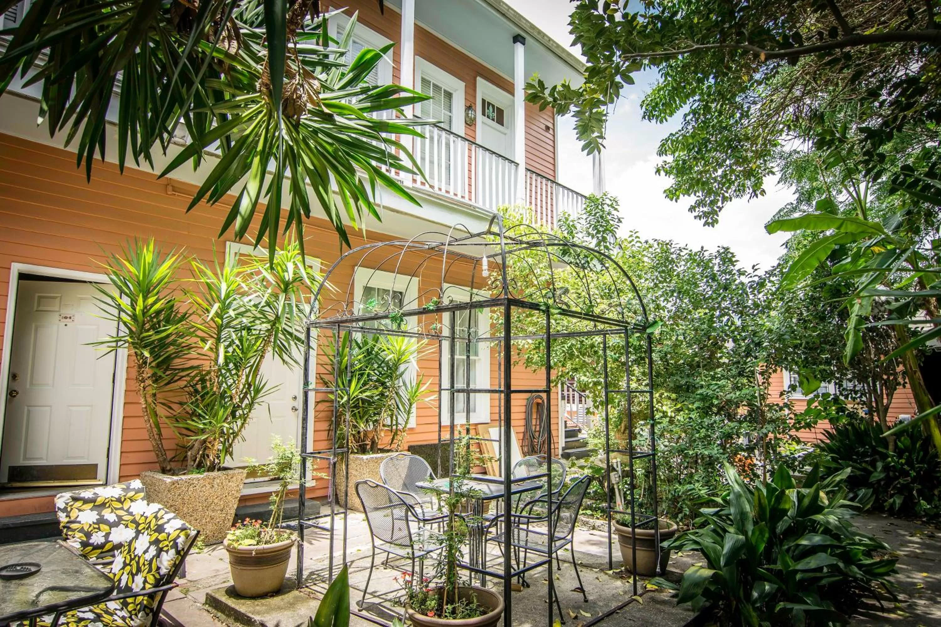 Property building in Rathbone Mansions New Orleans