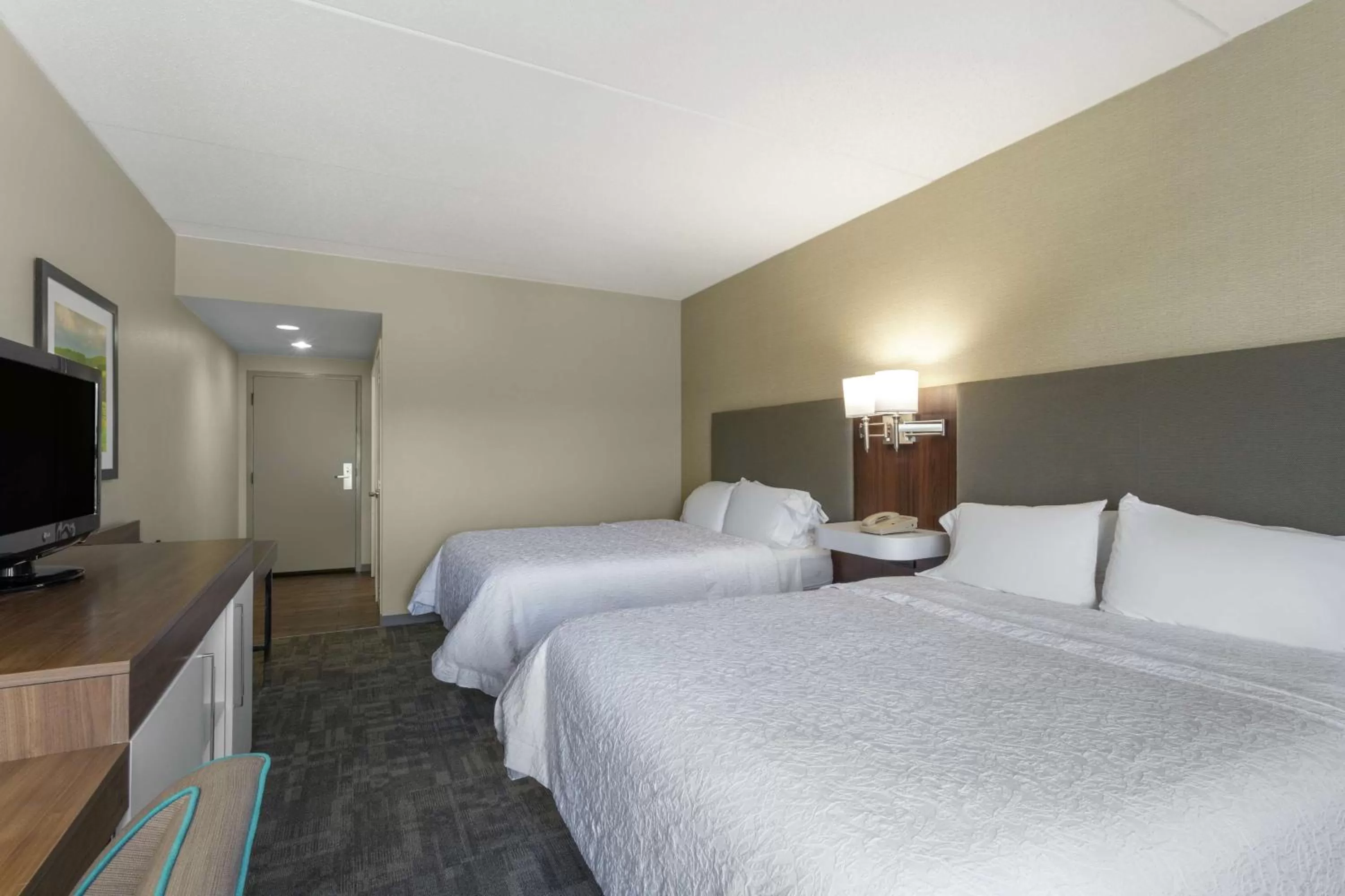 Bedroom, Bed in Hampton Inn Bedford