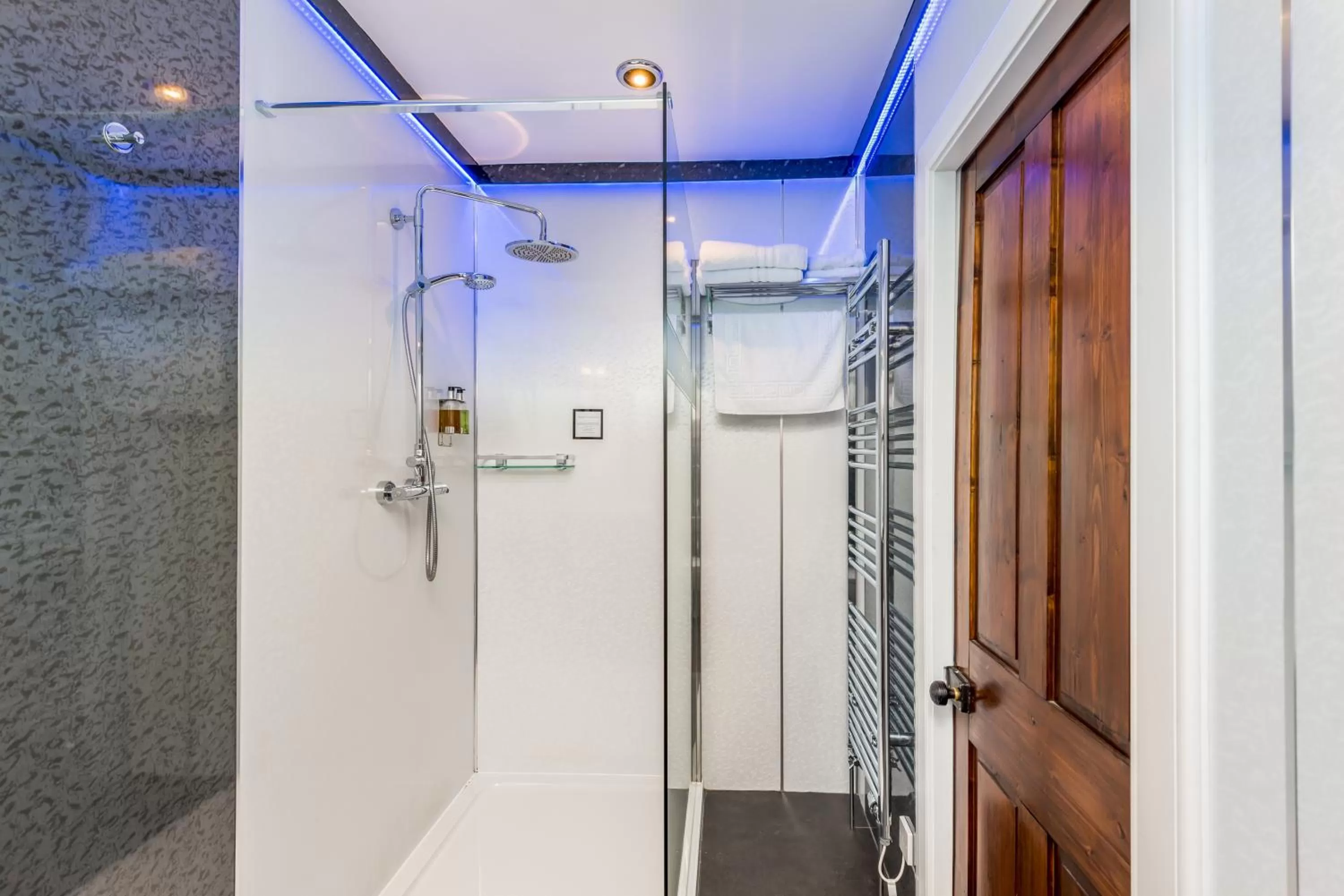 Shower in Grey Harlings Rooms