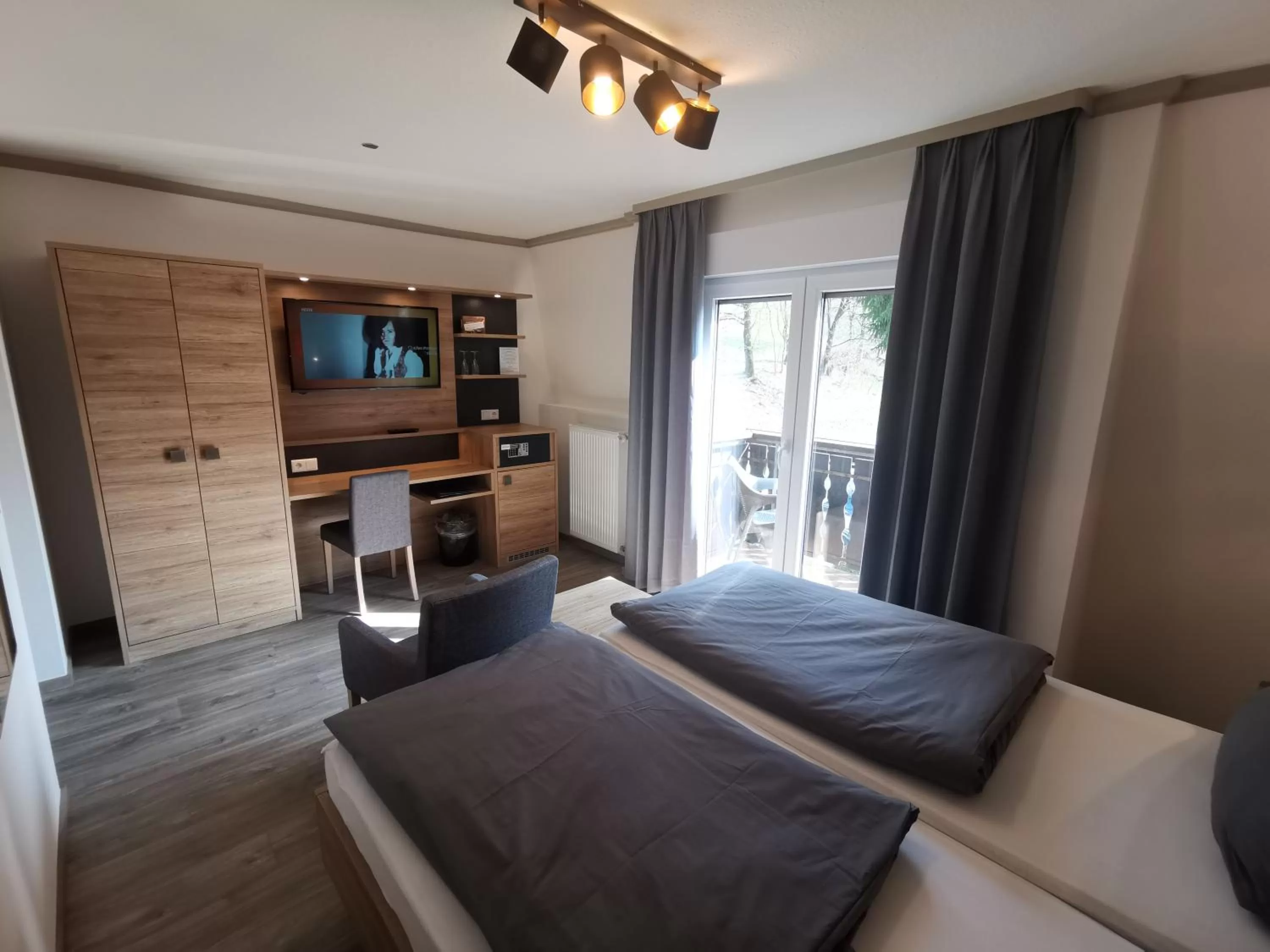 Photo of the whole room, Bed in Hotel Grüner Baum mit Restaurant & Wellness