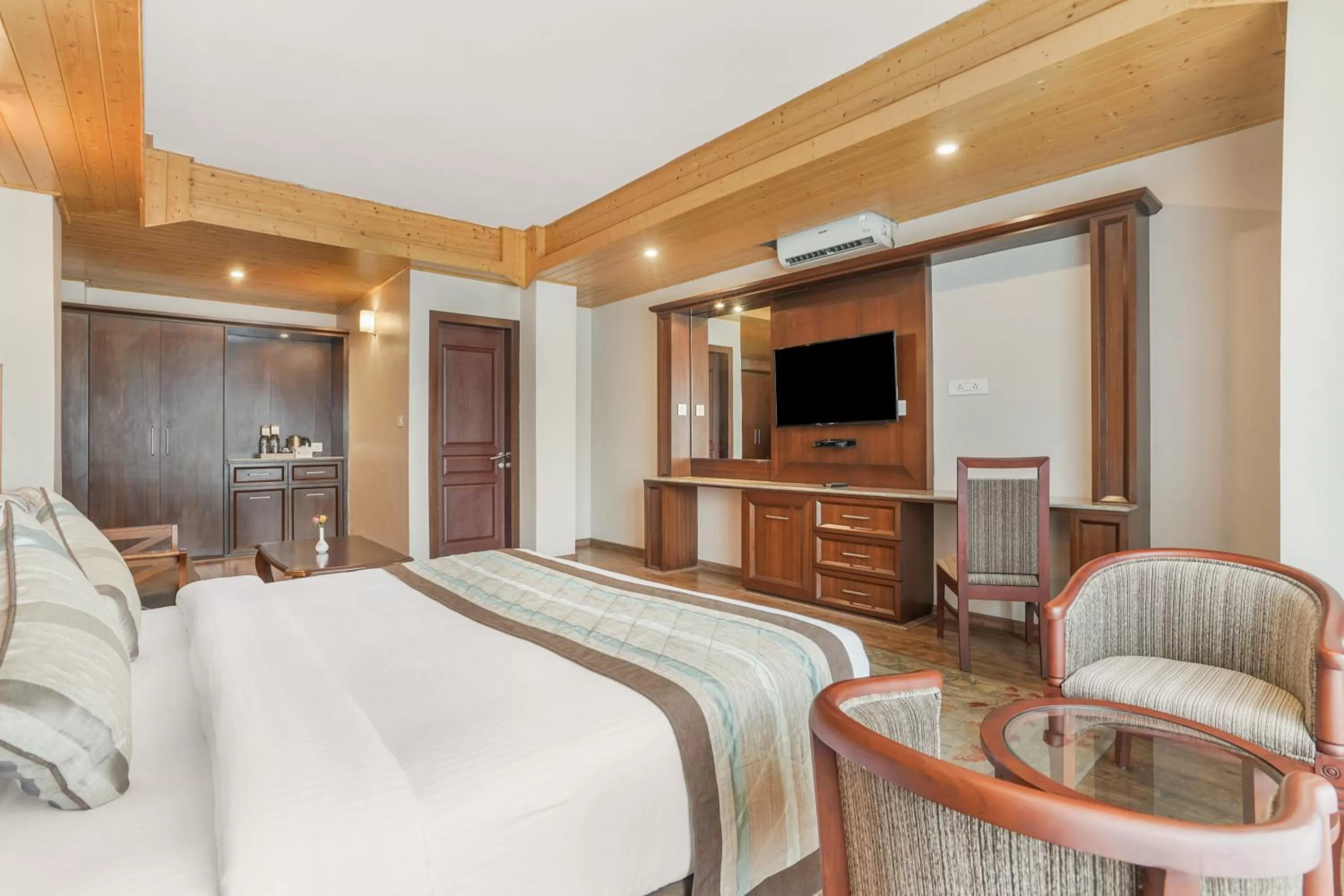 Bed, TV/Entertainment Center in Summit Alpine Abode Hotel