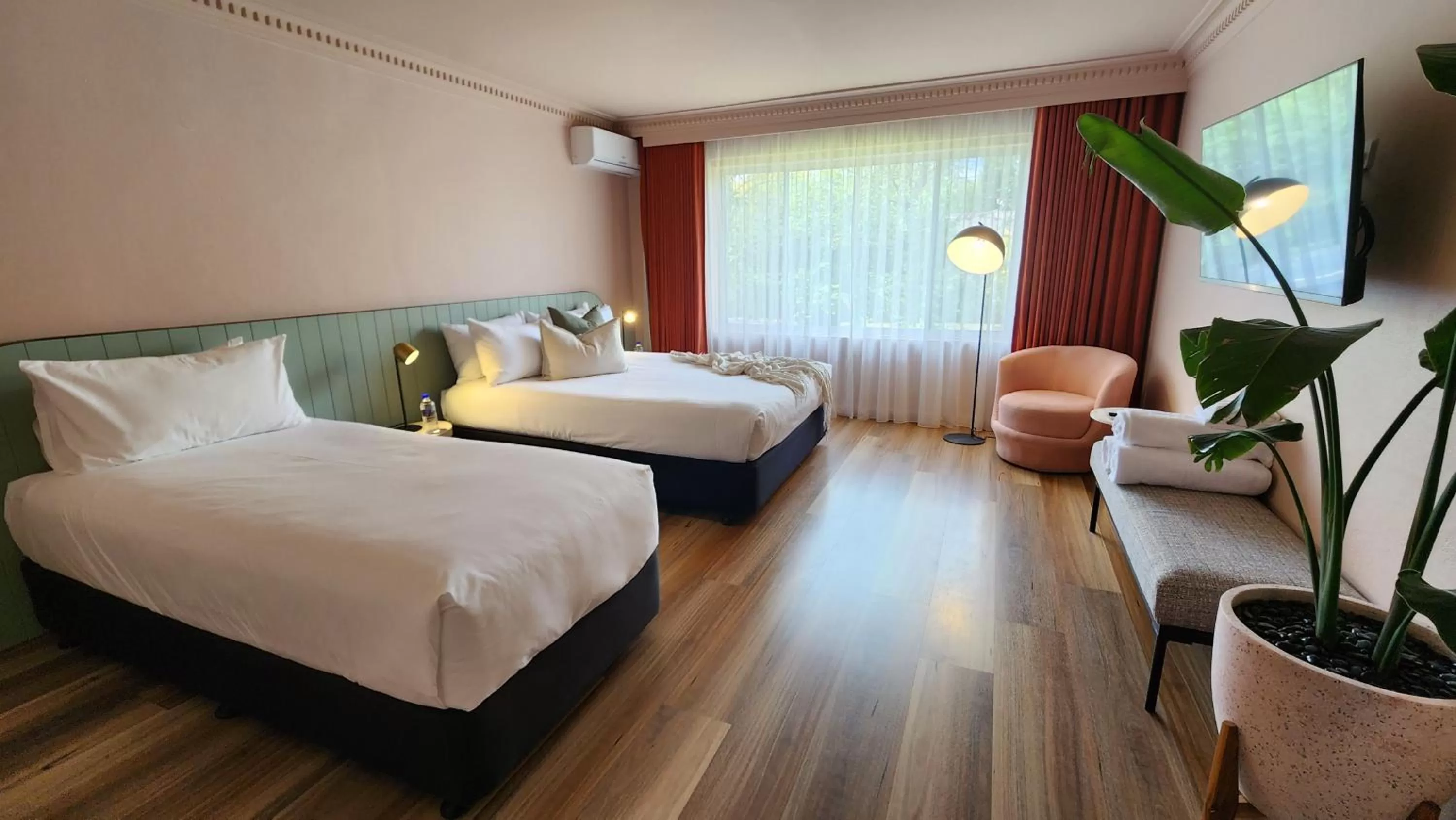 Queen Plus One in Kyah