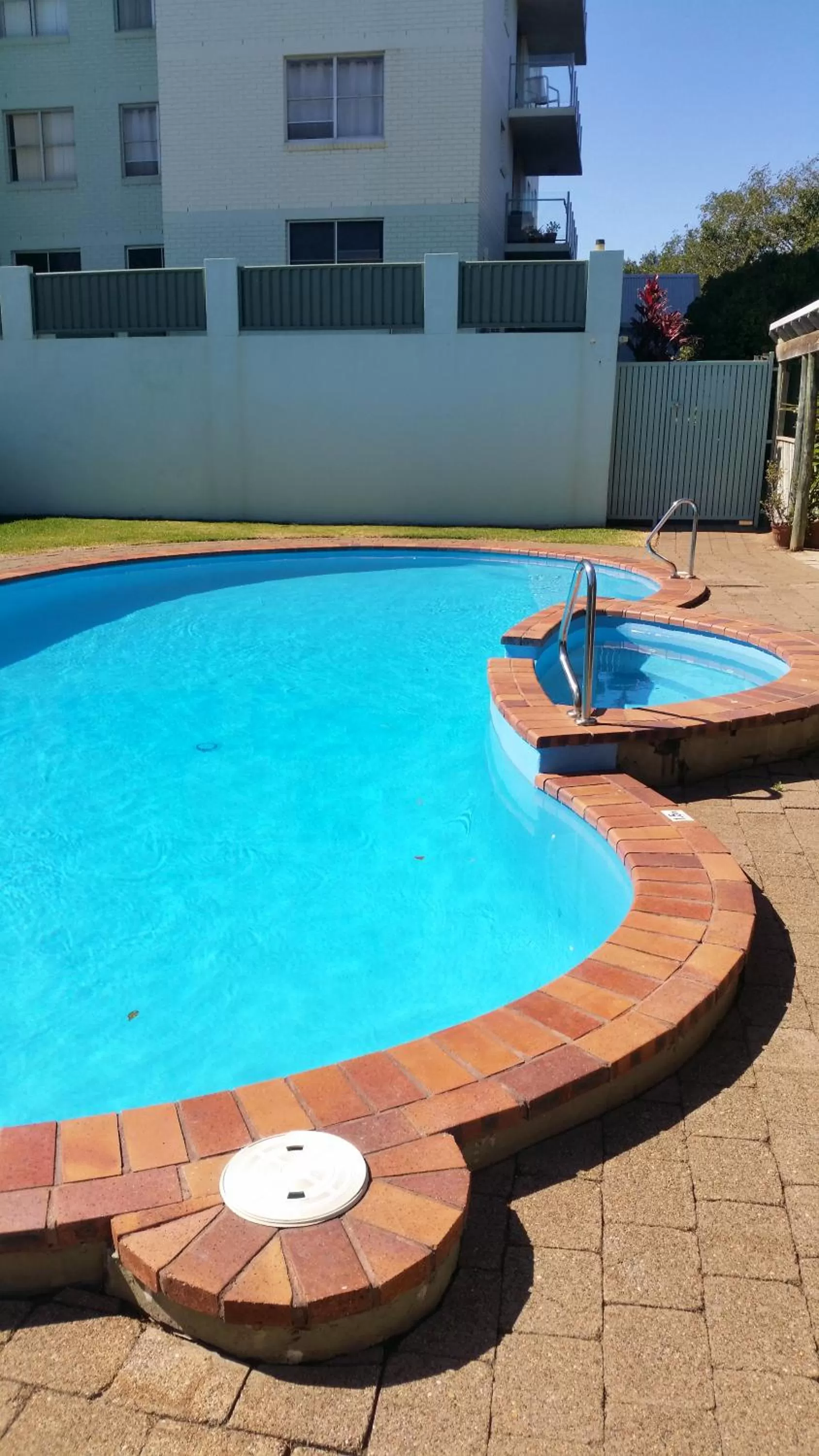 Swimming pool in Tradewinds Apartments