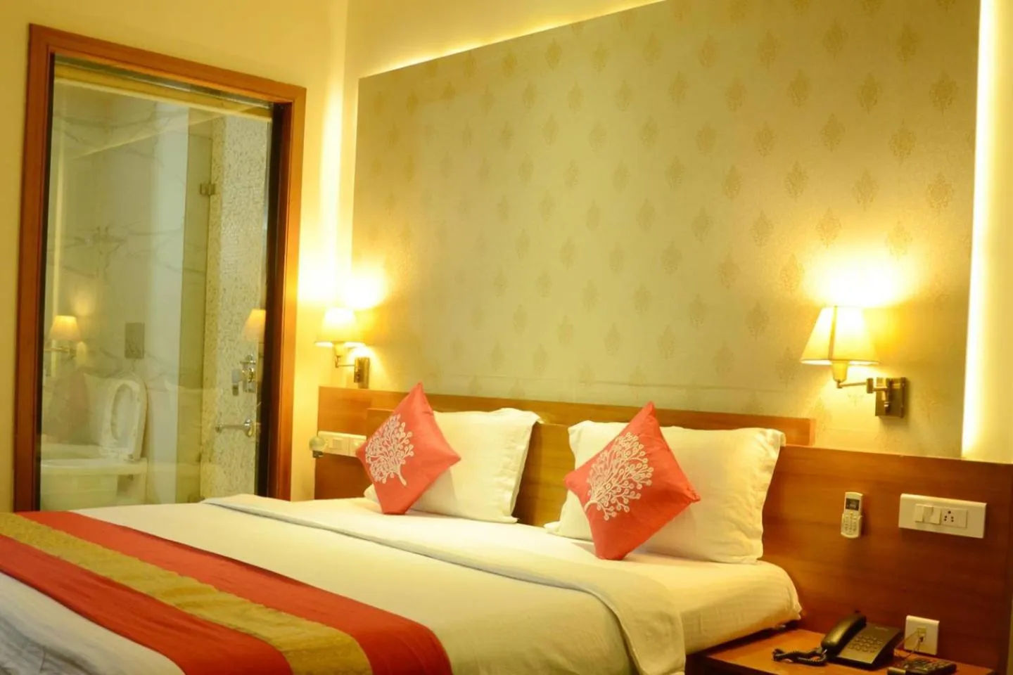 Bedroom, Bed in Hotel Shalimar Palace