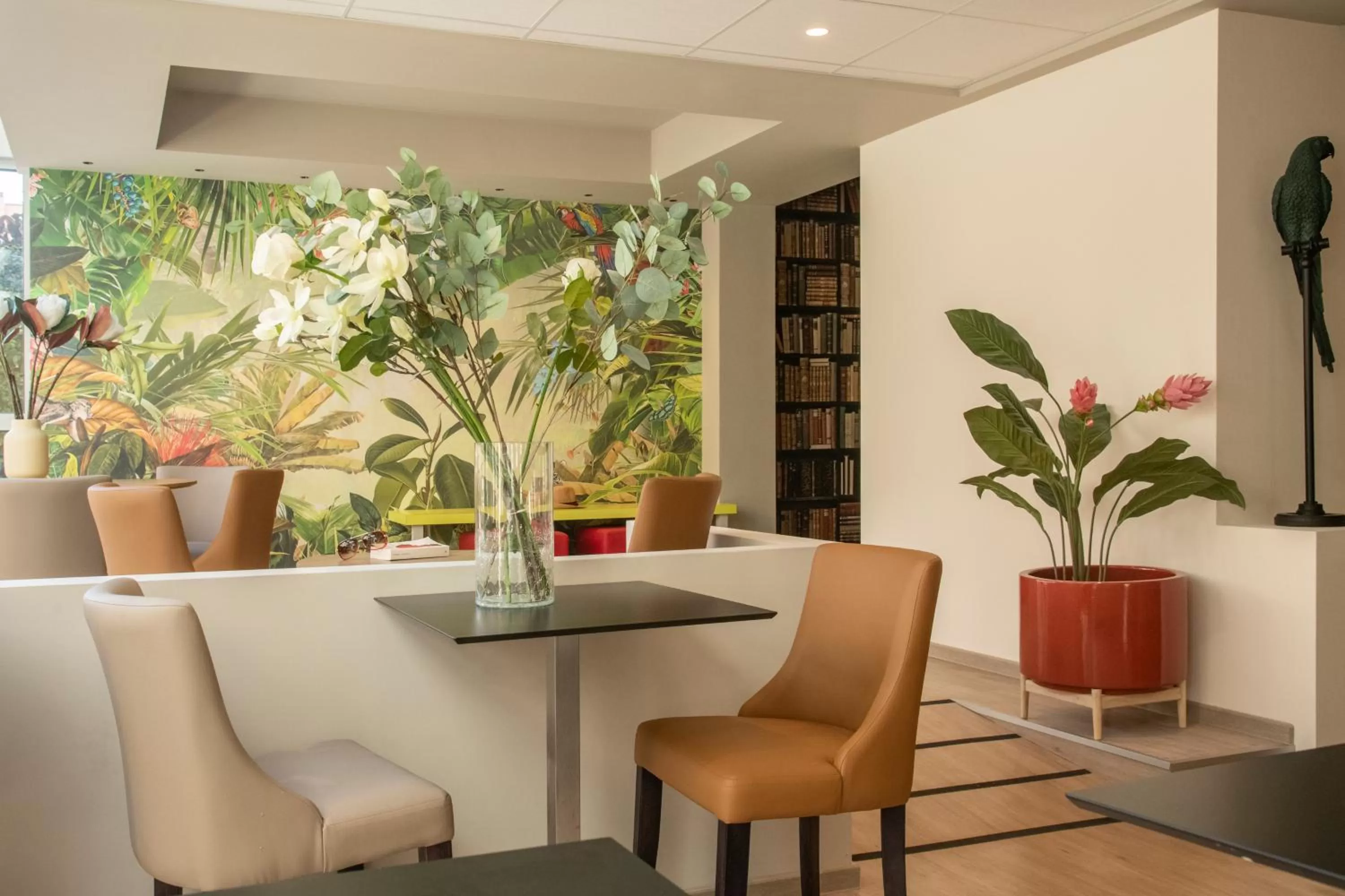 Lounge or bar in ibis Styles Beaulieu sur Mer