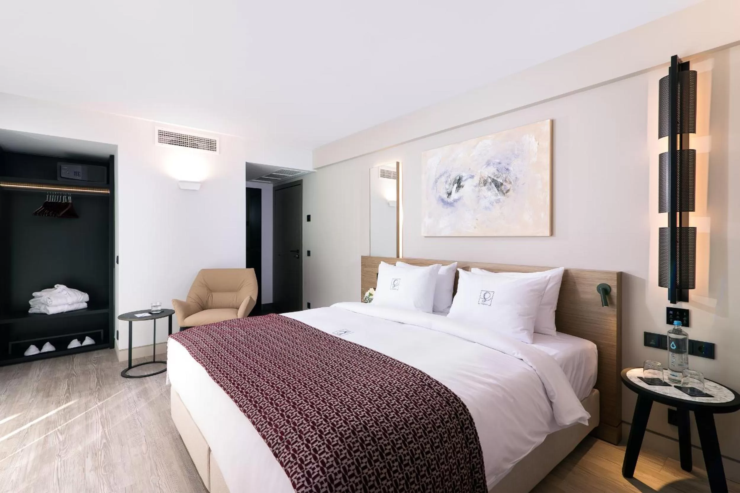 Photo of the whole room, Bed in S Hotel Boutique Thessaloniki