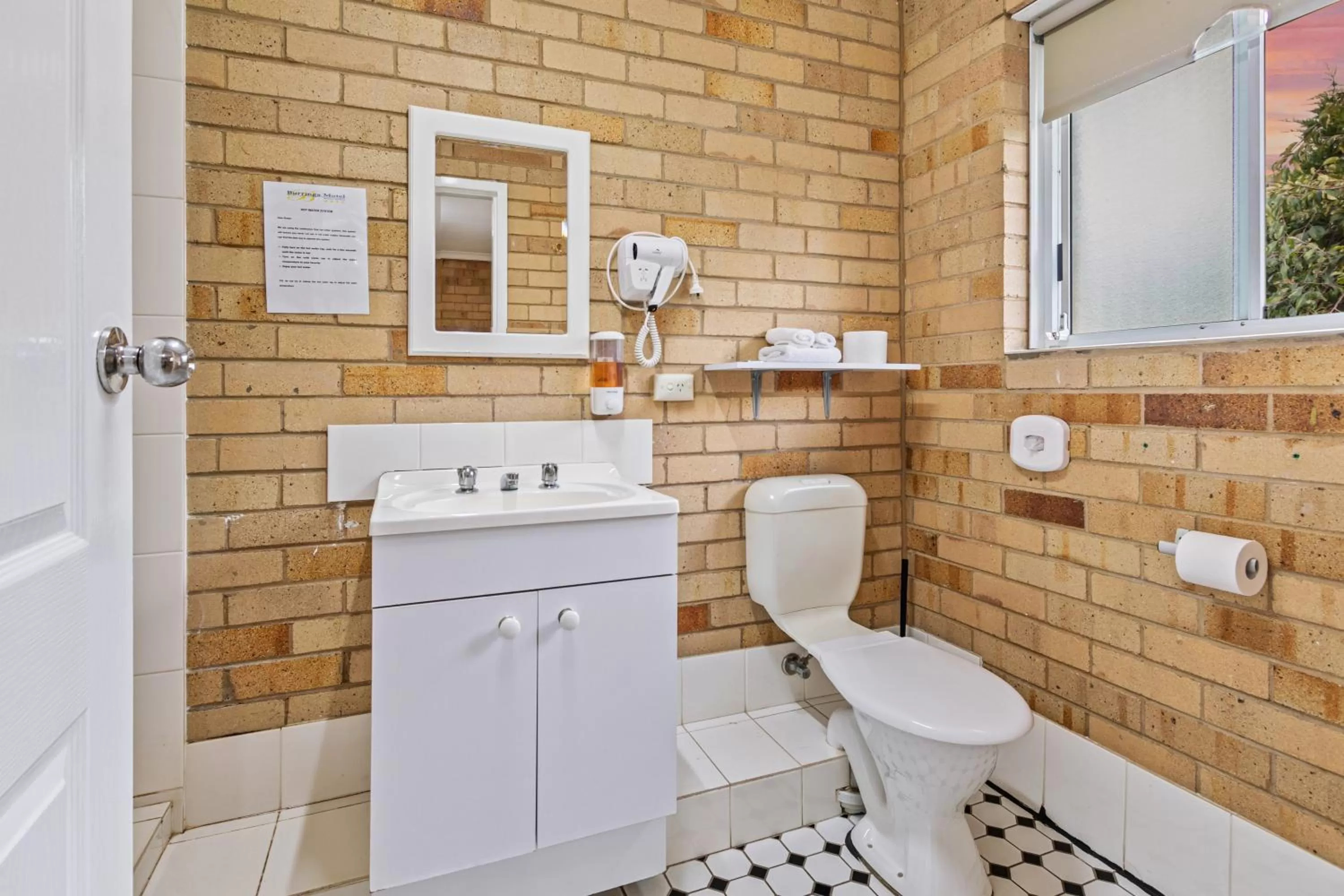 Bathroom in Burringa Garden Motel