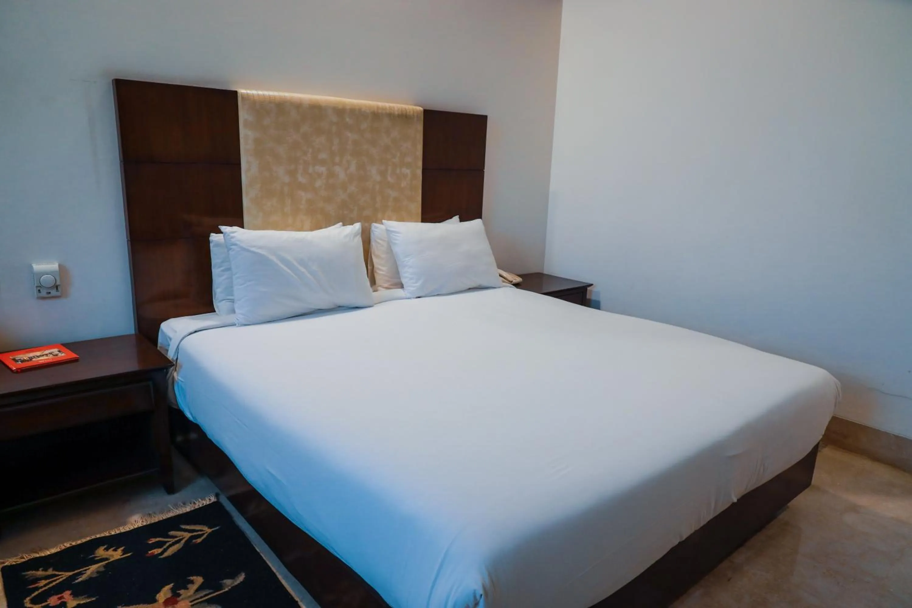 Bedroom, Bed in Hotel Airport Residency