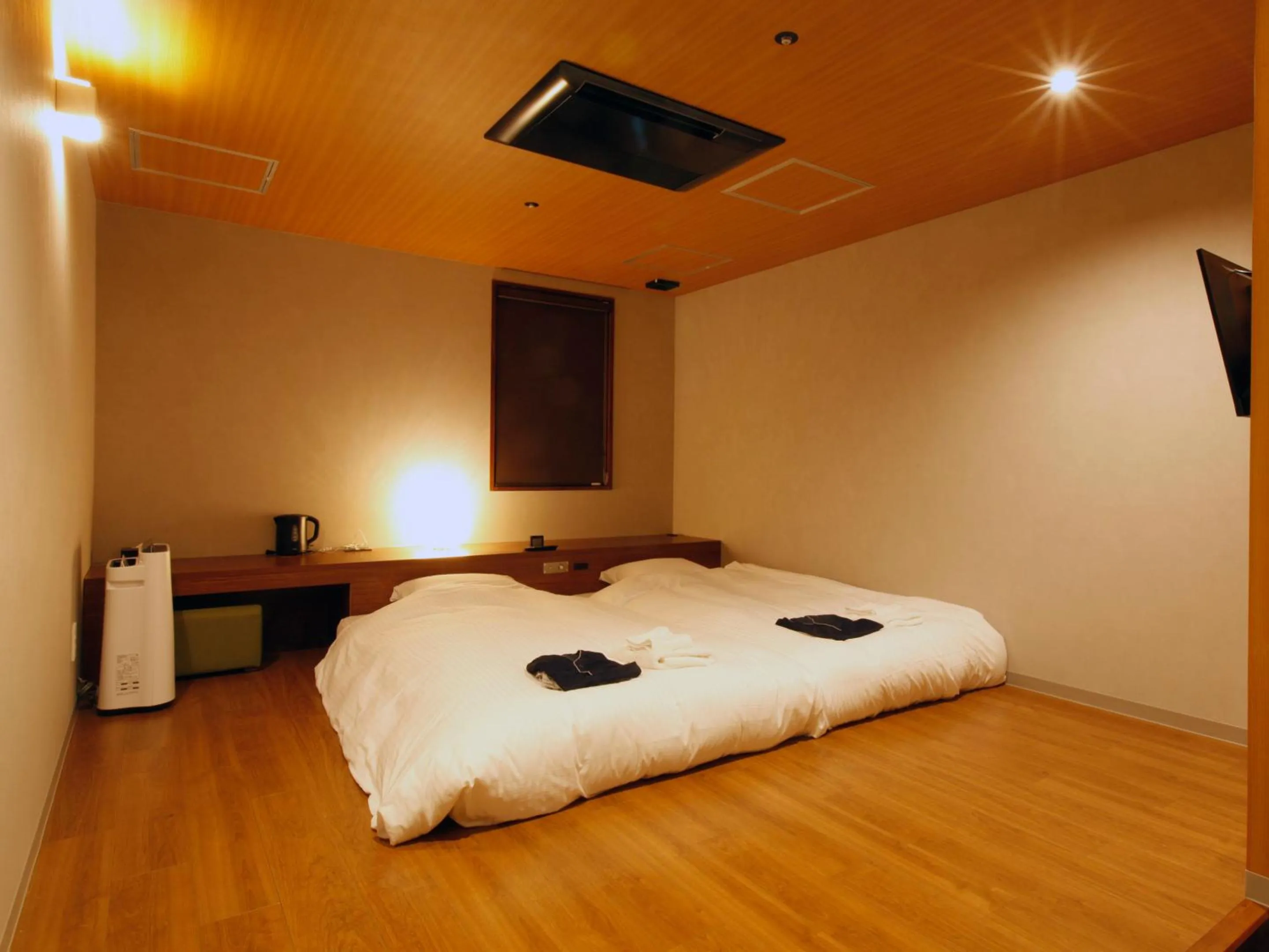 Photo of the whole room, Bed in Gardens Cabin