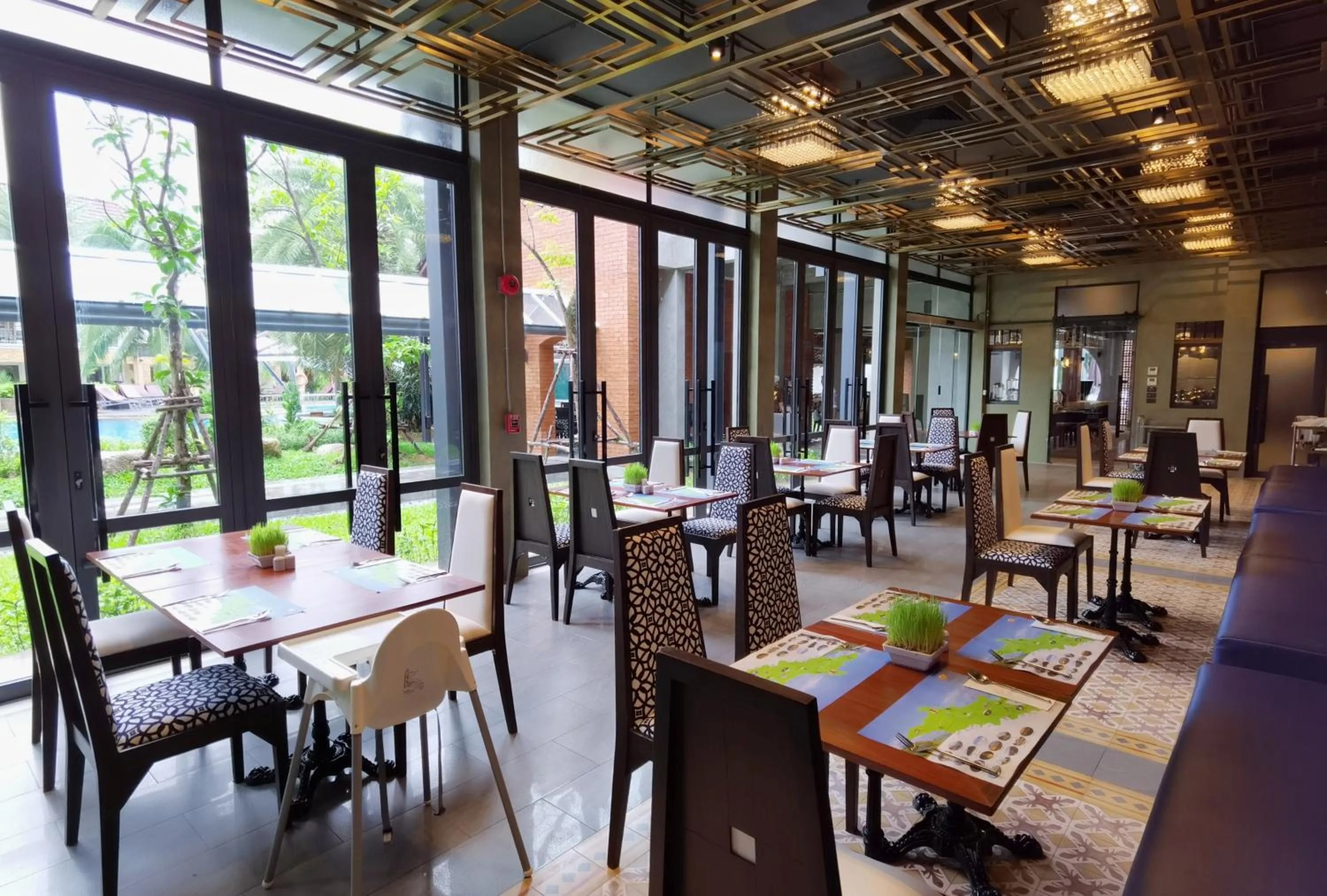 Restaurant/places to eat in R-Mar Resort and Spa Patong, Phuket