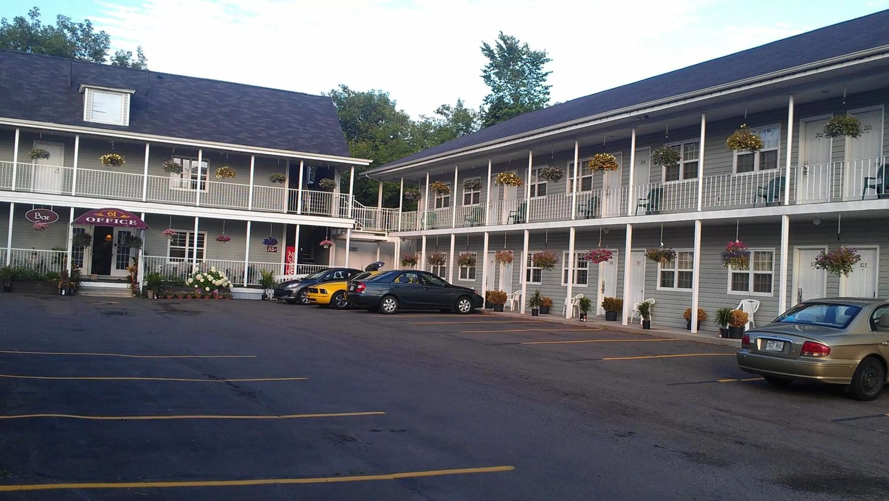 Facade/entrance in Midtown Motel & Suites