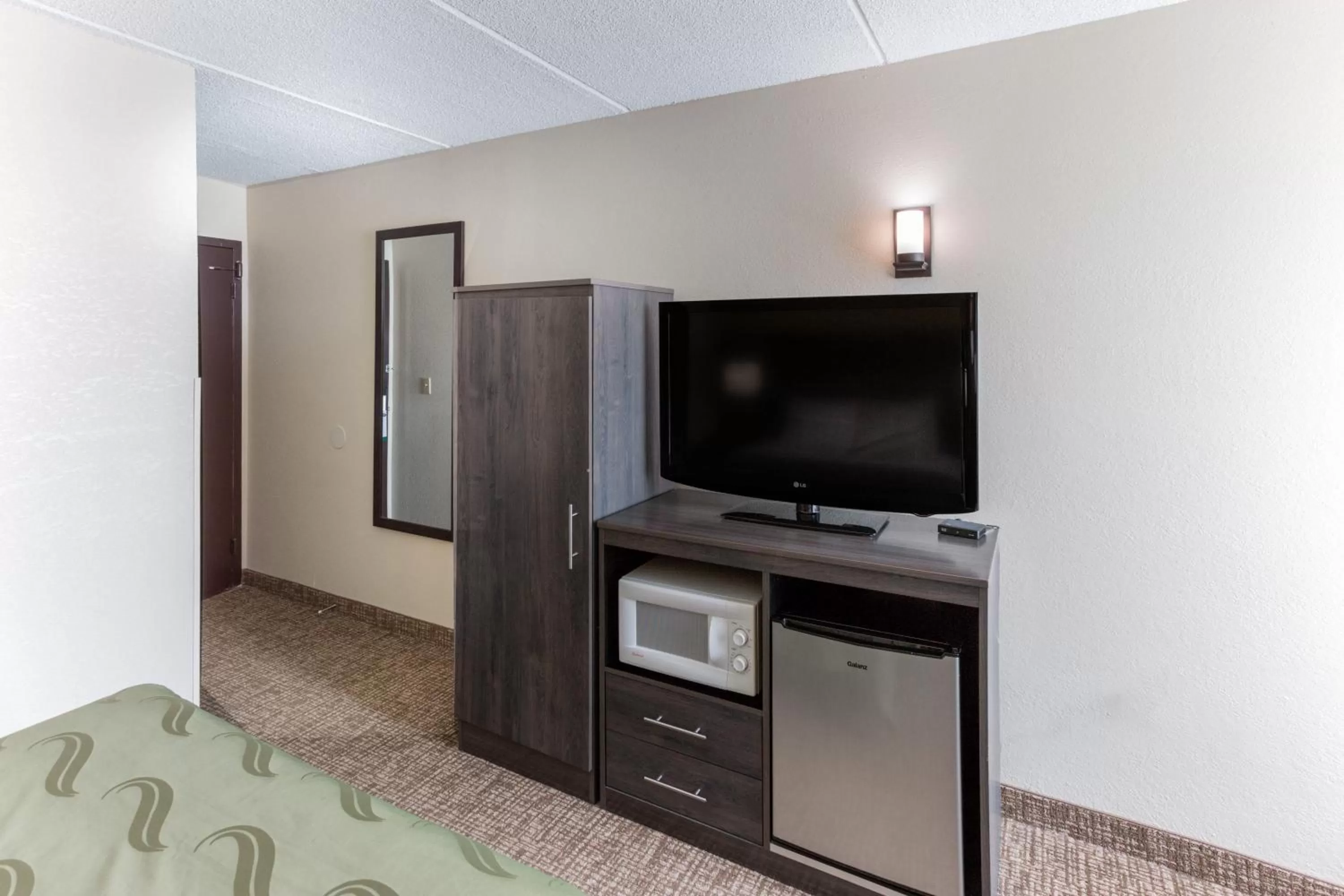 TV and multimedia in Quality Inn & Suites Plattsburgh