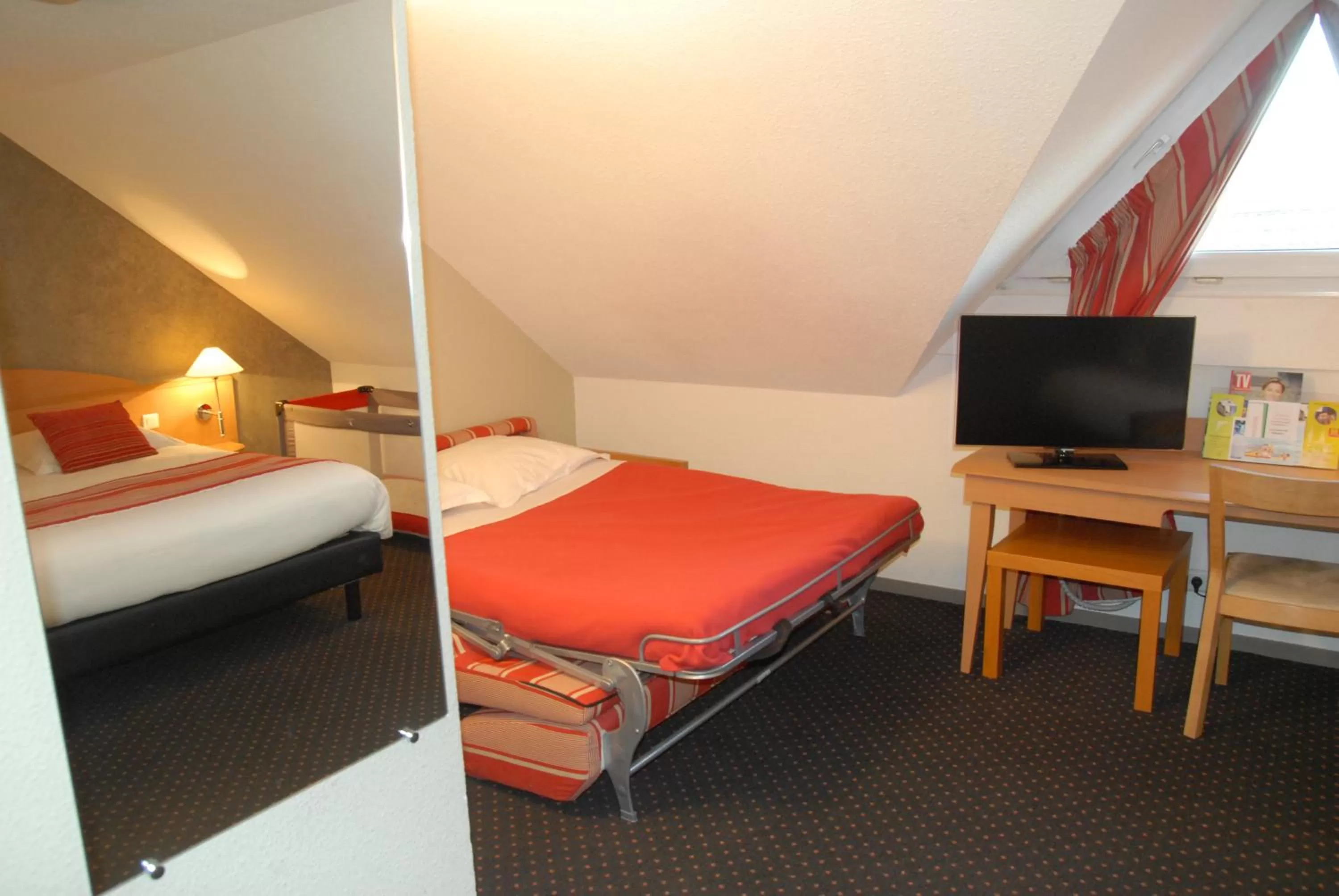 Communal lounge/ TV room, Bed in Logis L'Orée de Chartres - Barjouville