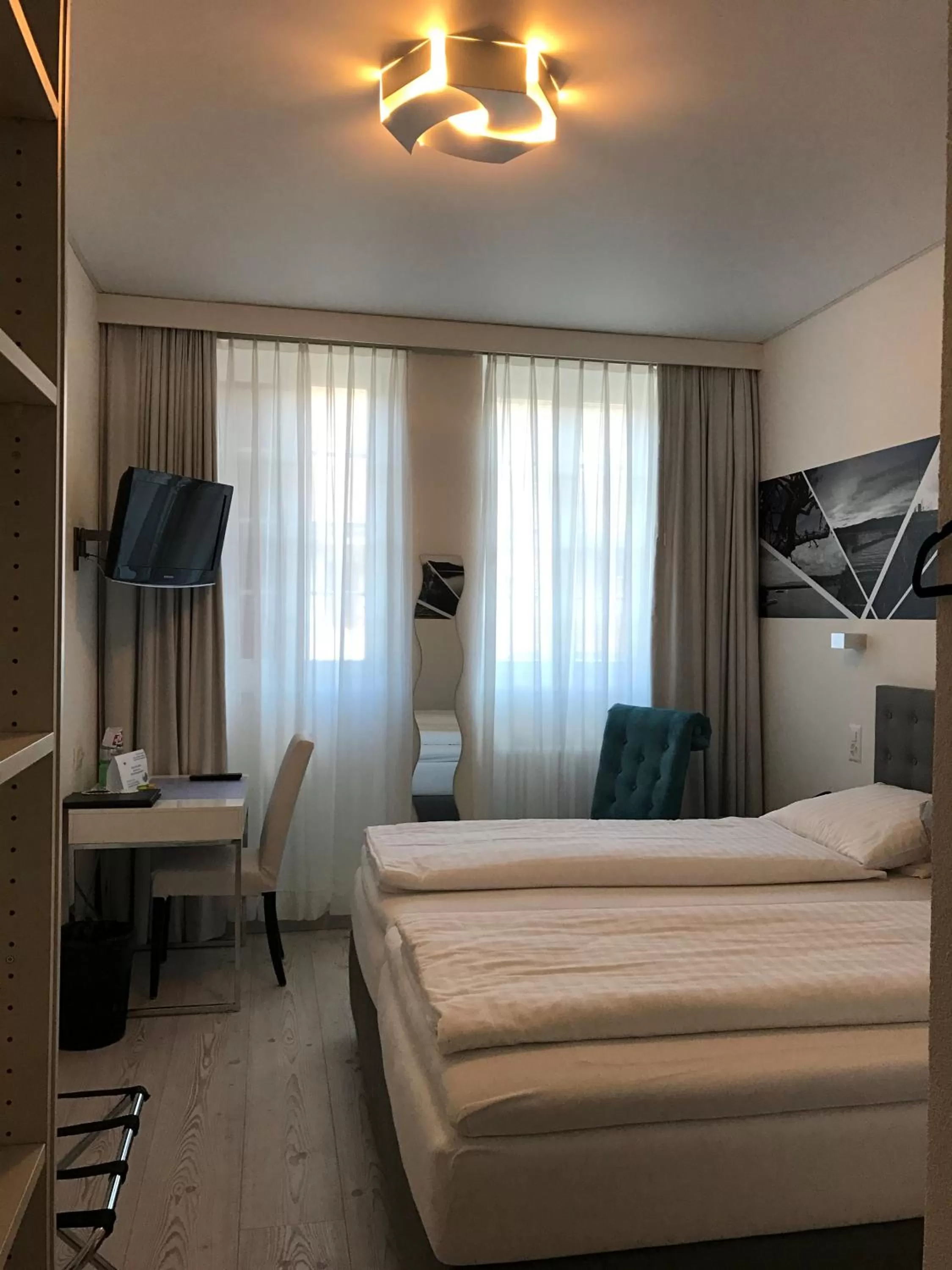 Photo of the whole room, Bed in Hotel Murtenhof & Krone