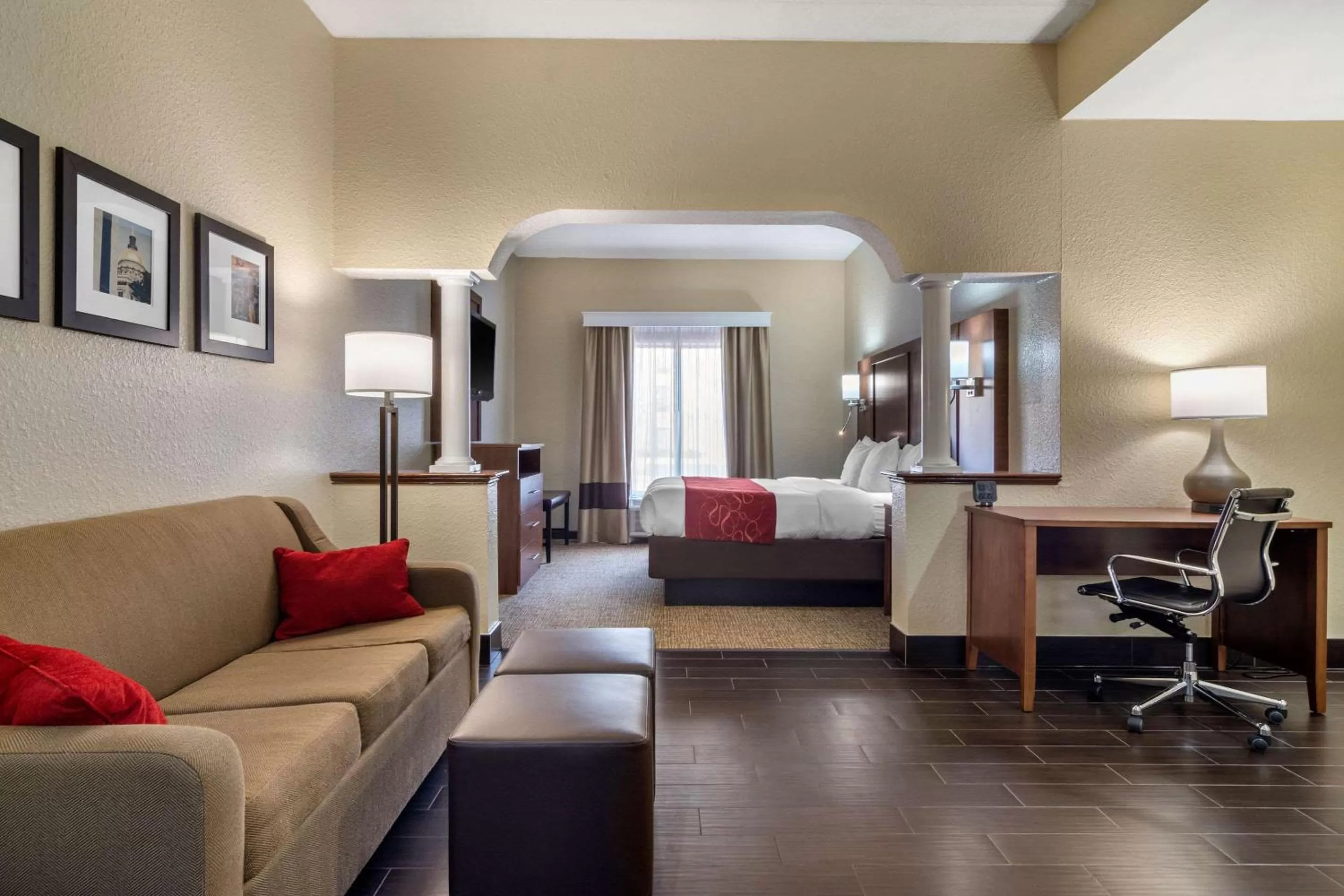 Photo of the whole room, Bed in Comfort Suites Woodstock - Atlanta North