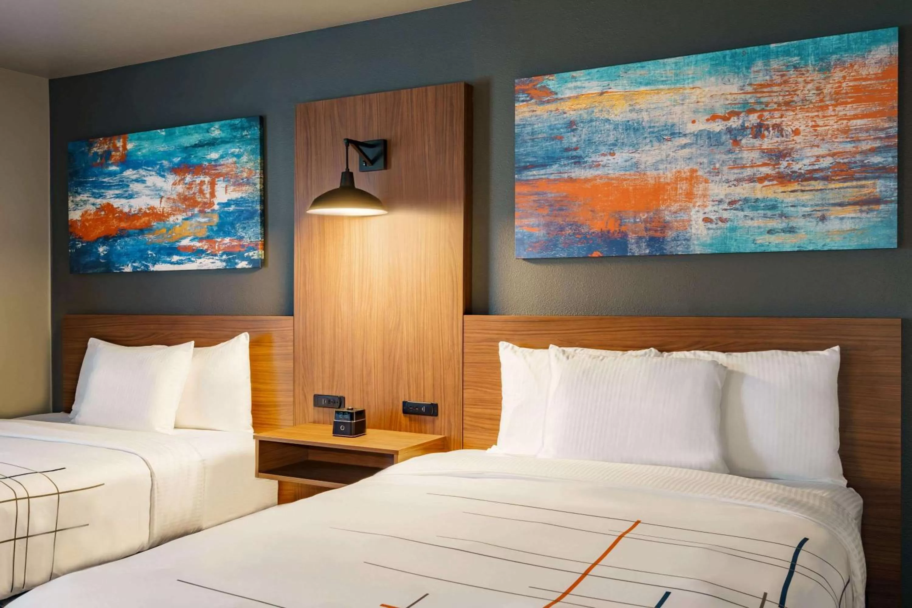 Bed in La Quinta Inn & Suites by Wyndham Springfield