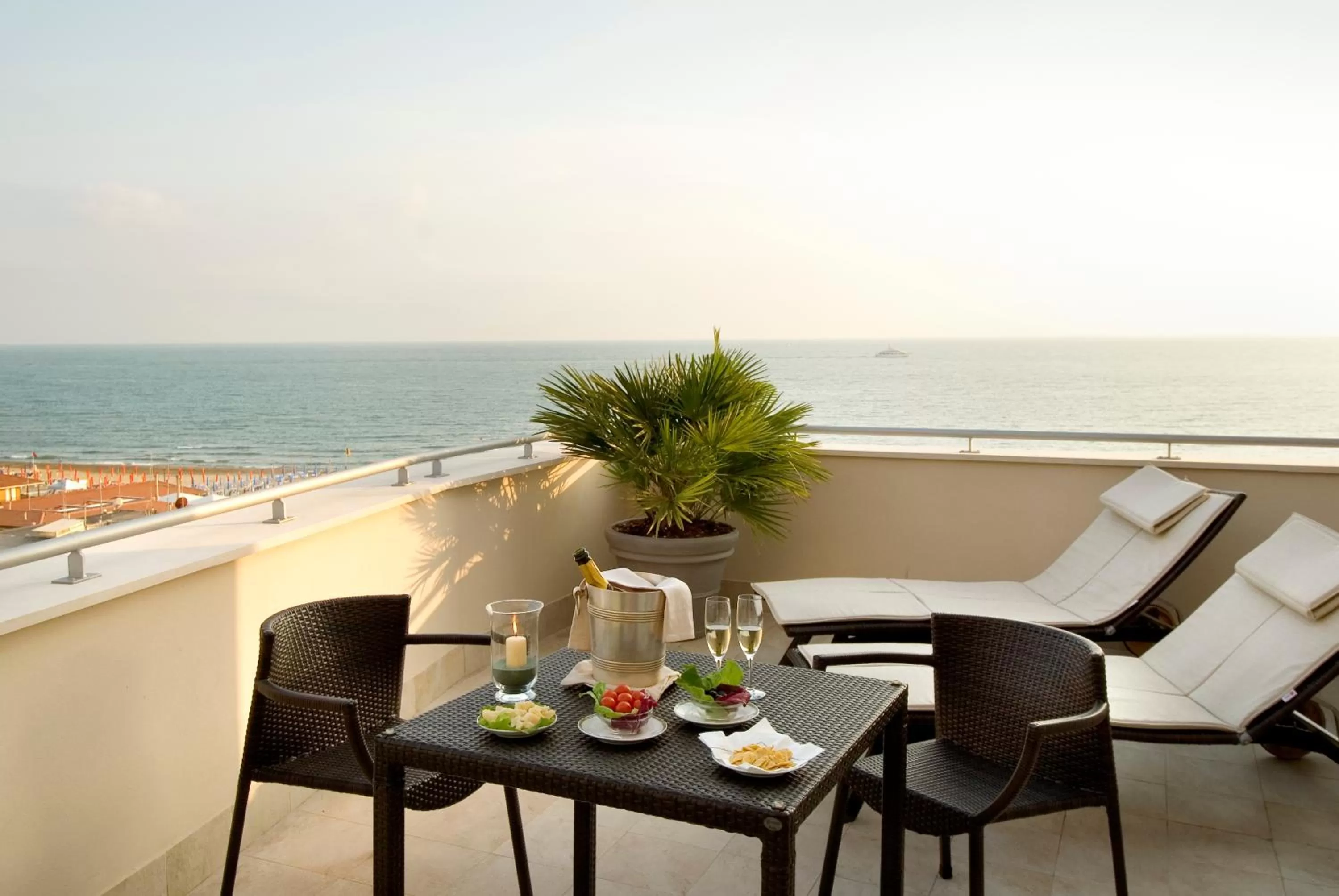 Patio in Hotel Sina Astor