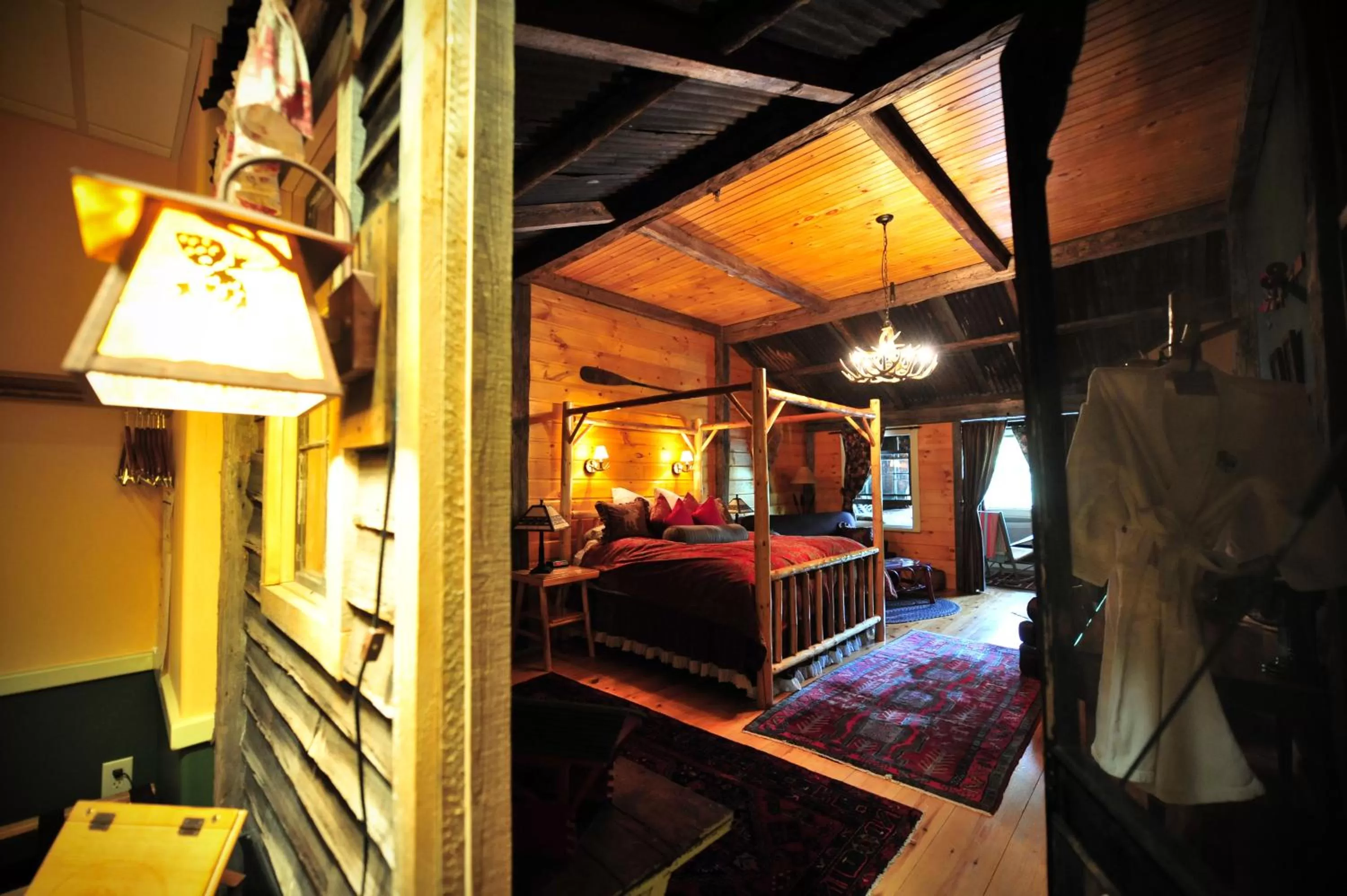 Bed in The Common Man Inn, Spa & Lodge