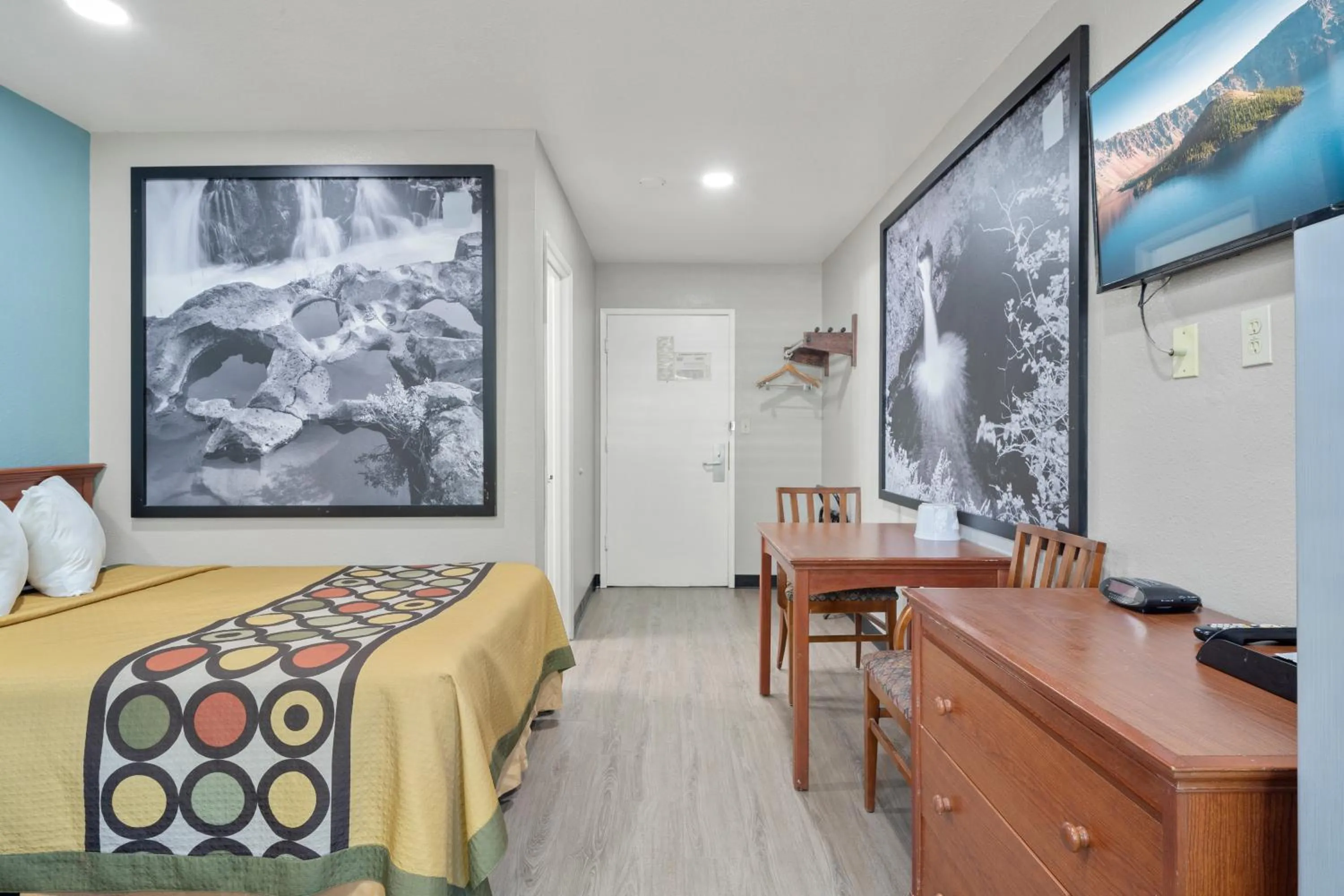 Bedroom, Bed in Travelers Inn Medford