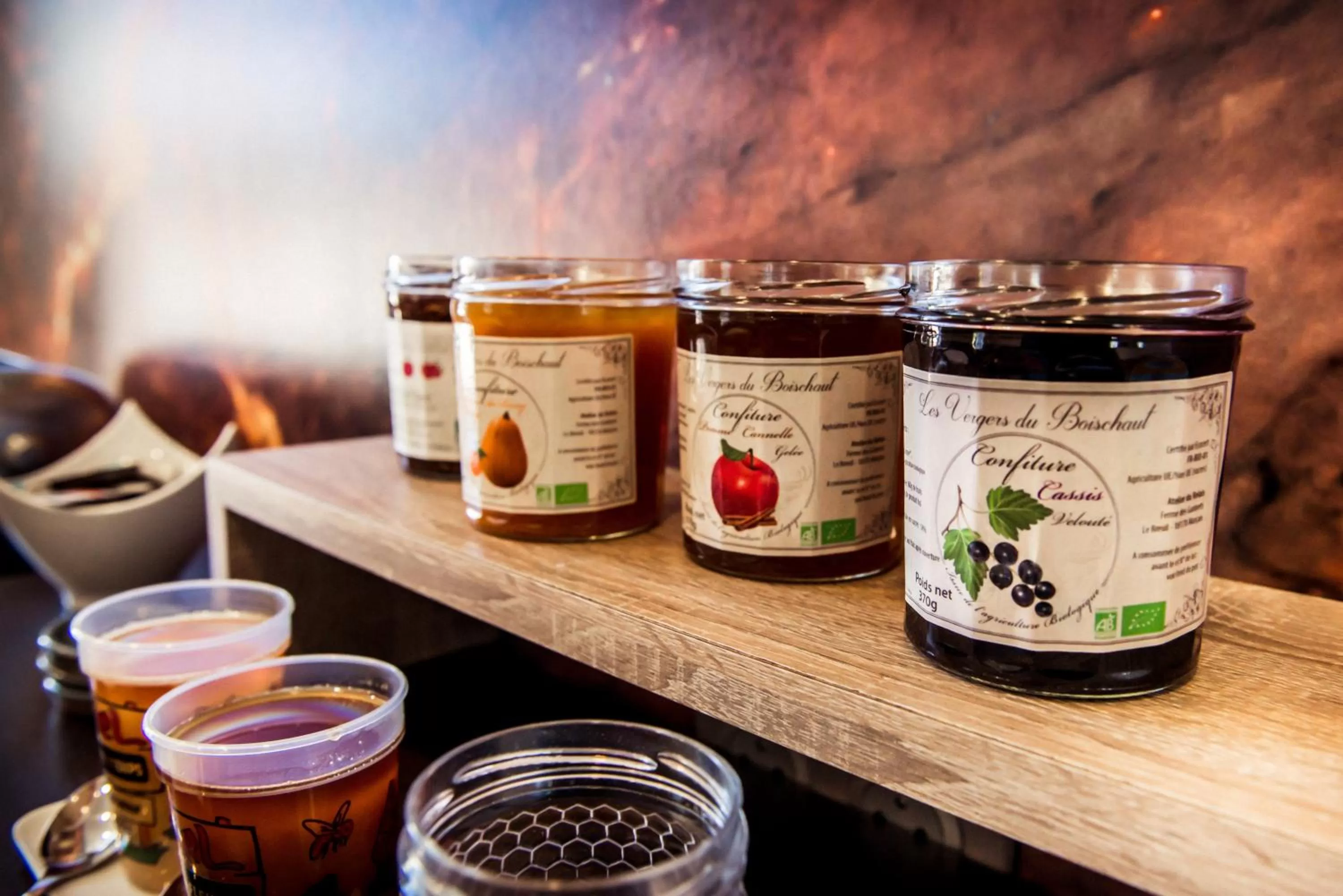 Buffet breakfast in Logis Villa C Hôtel