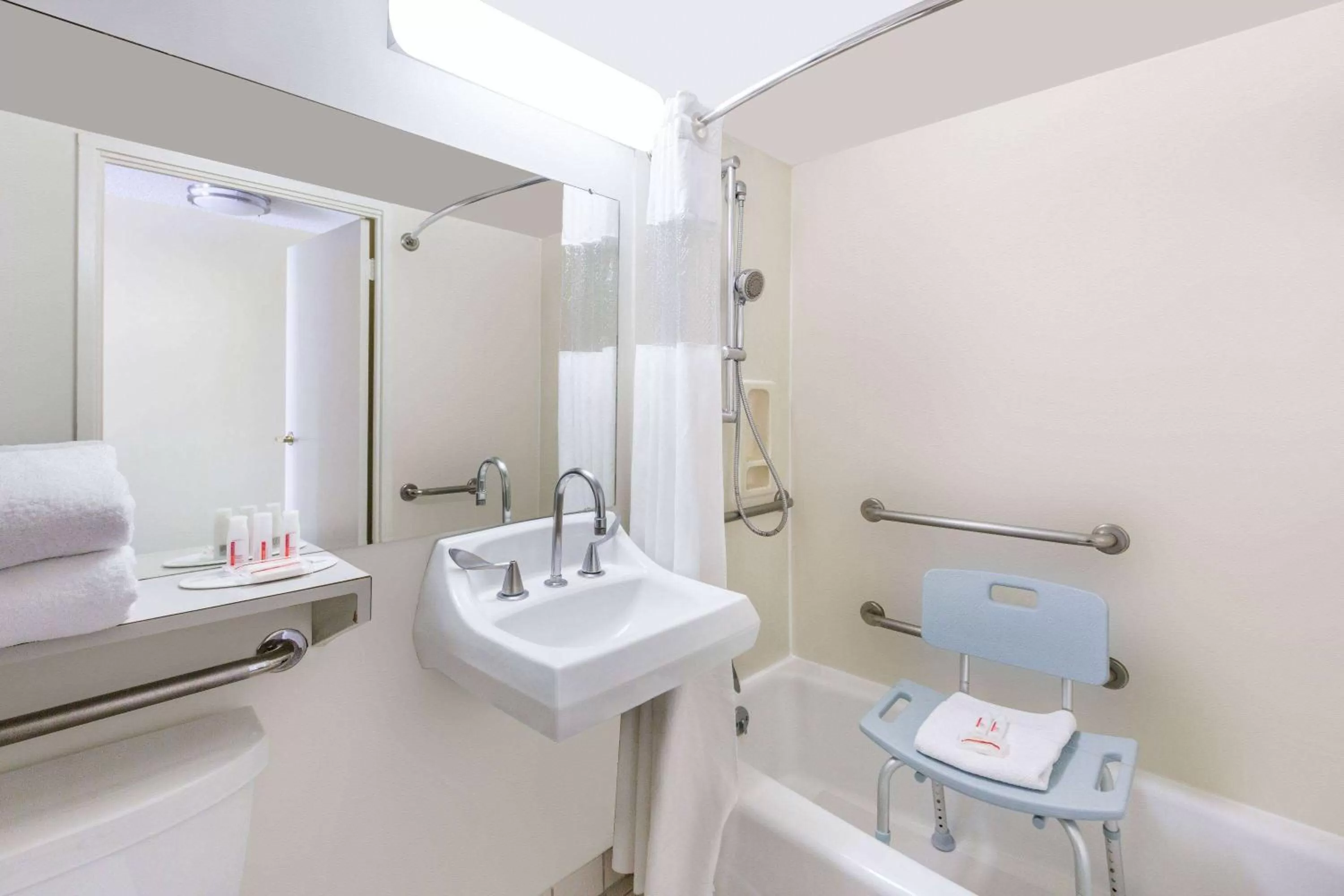 Photo of the whole room in Ramada Plaza by Wyndham Waikiki