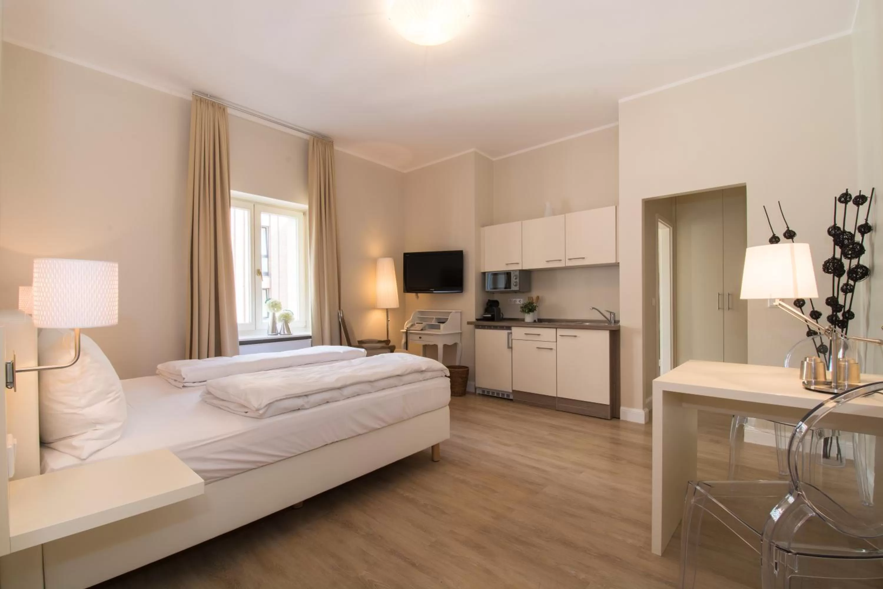 Photo of the whole room in Carlstadt Suites Düsseldorf