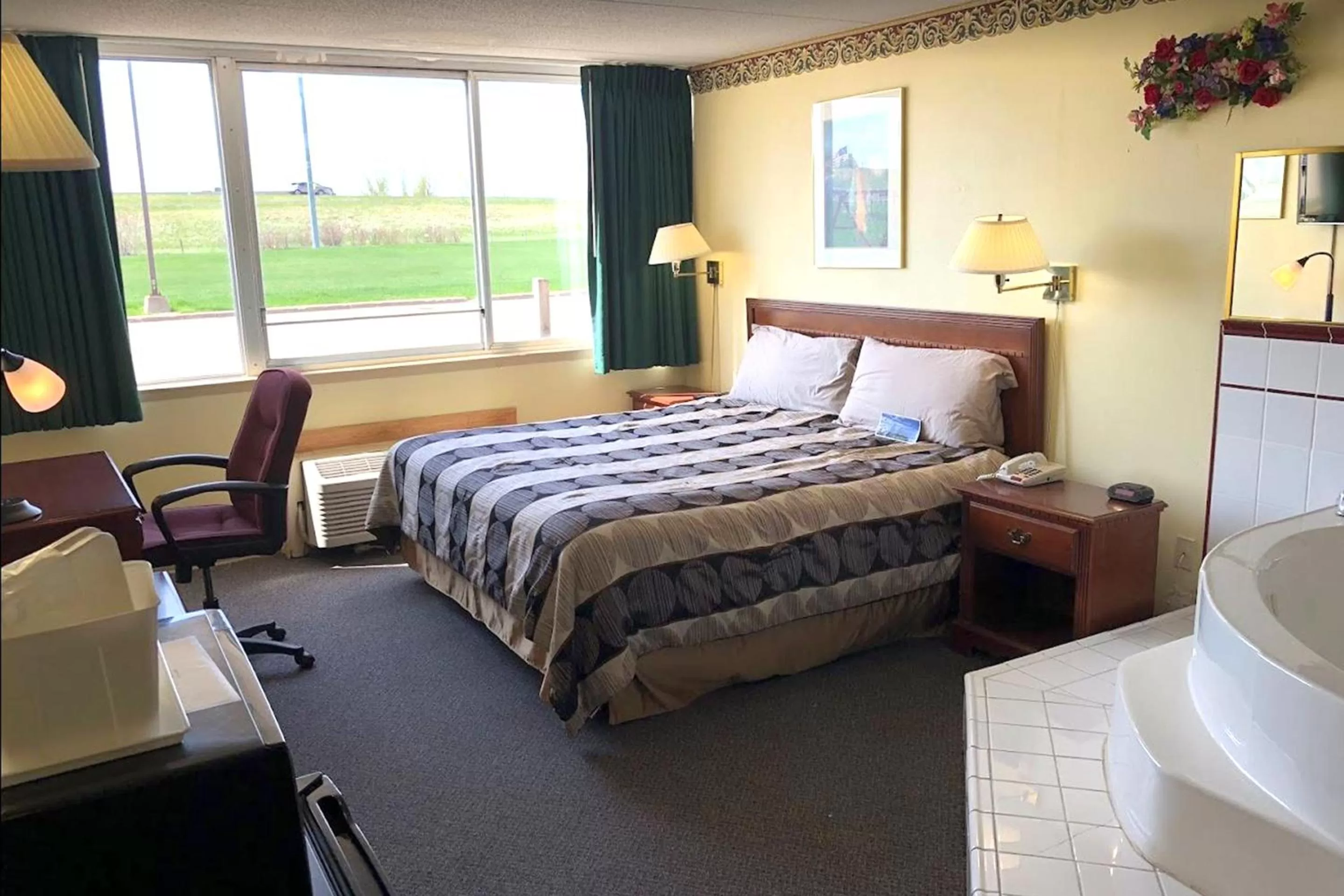 Bed in Norwood Inn & Suites Worthington