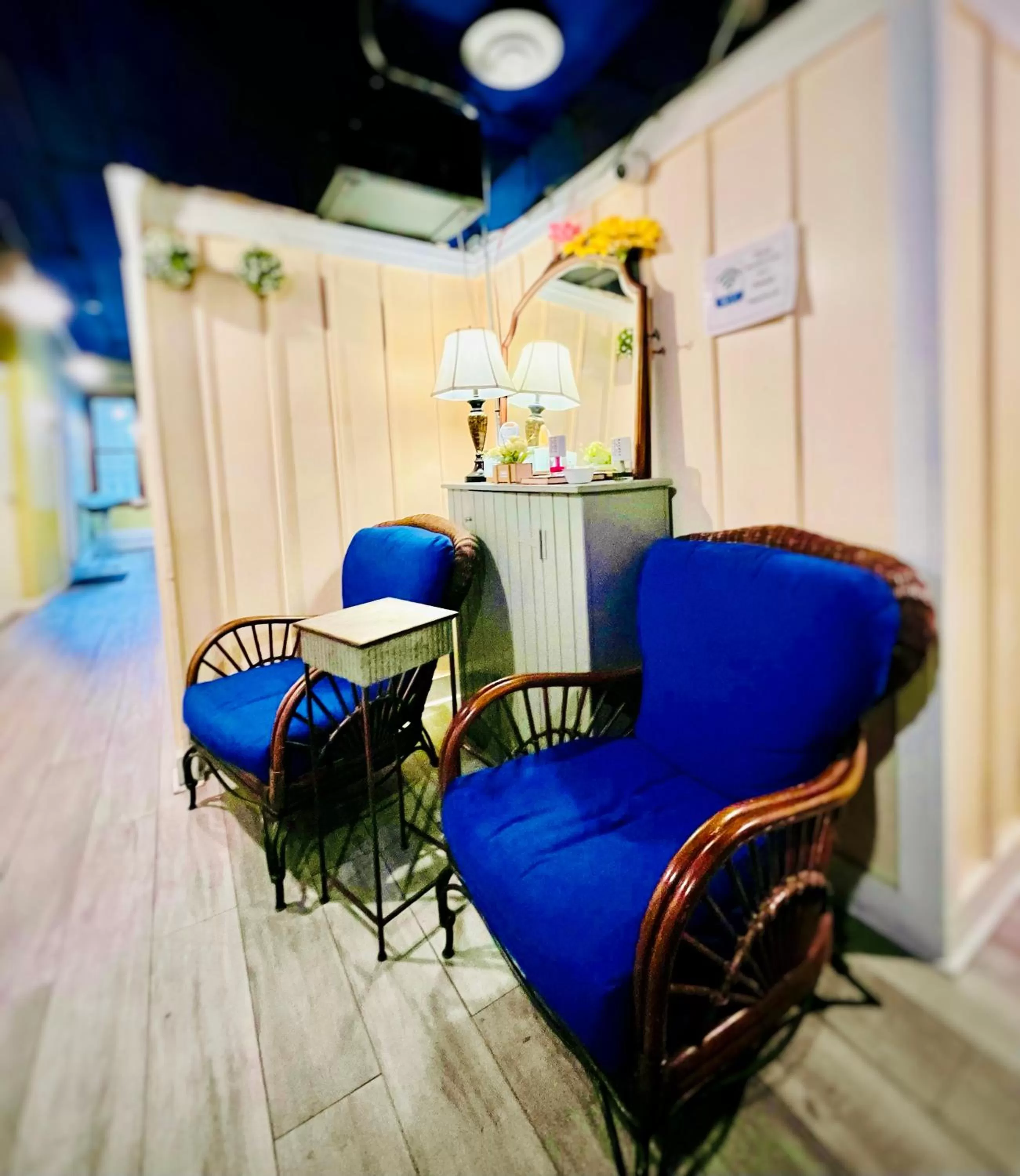 Seating area in New York Spirit Retreats HOSTEL
