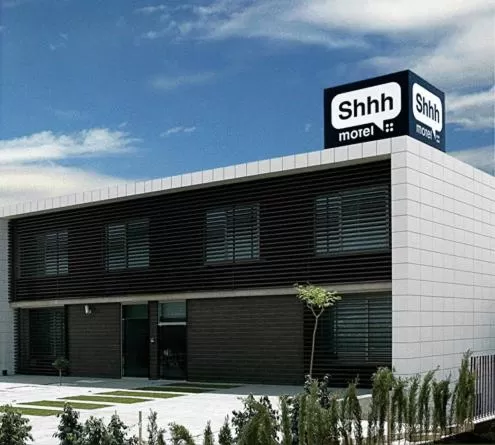 Facade/entrance in Shhh