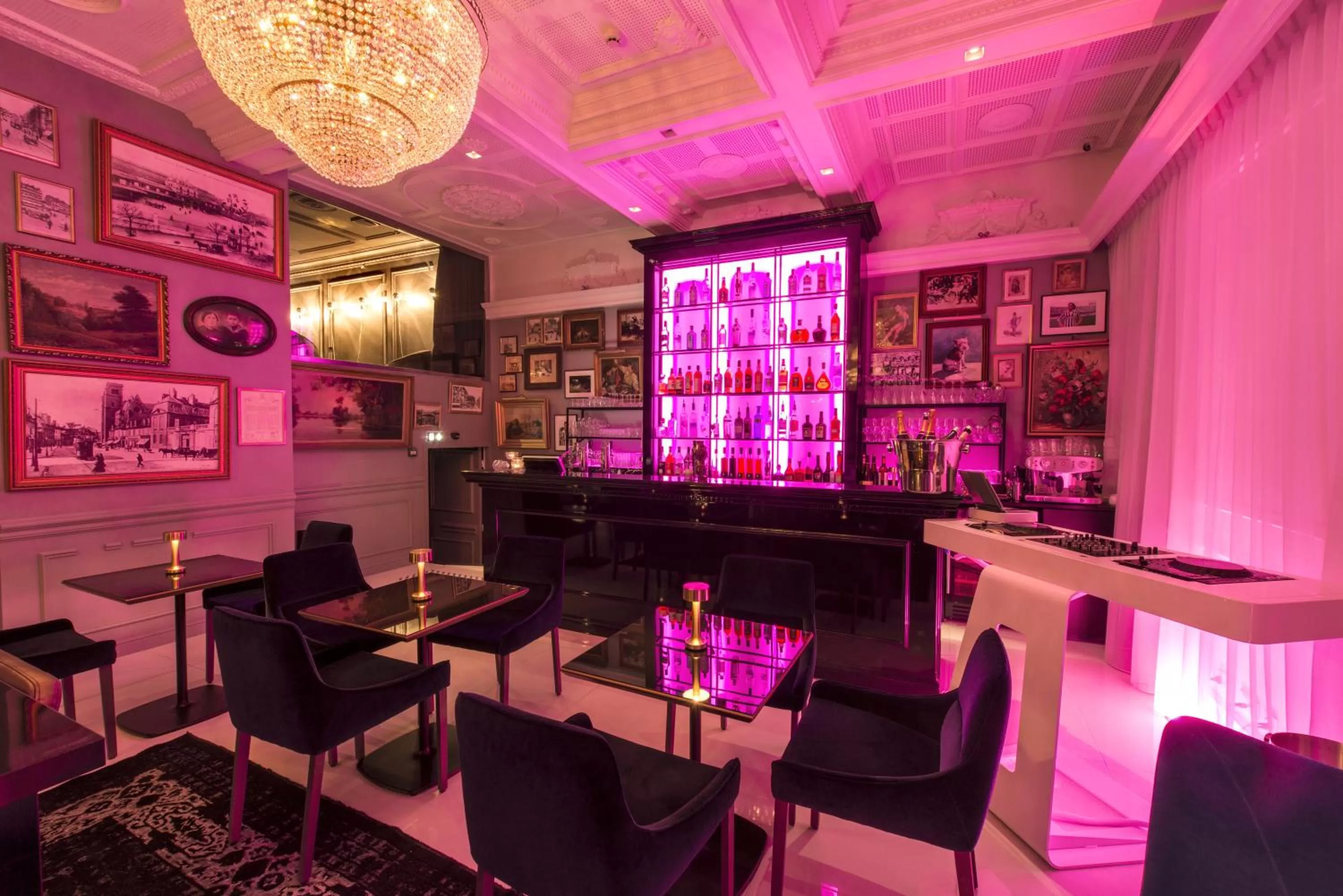 Lounge or bar in Vertigo Hotel, Dijon, a Member of Design Hotels