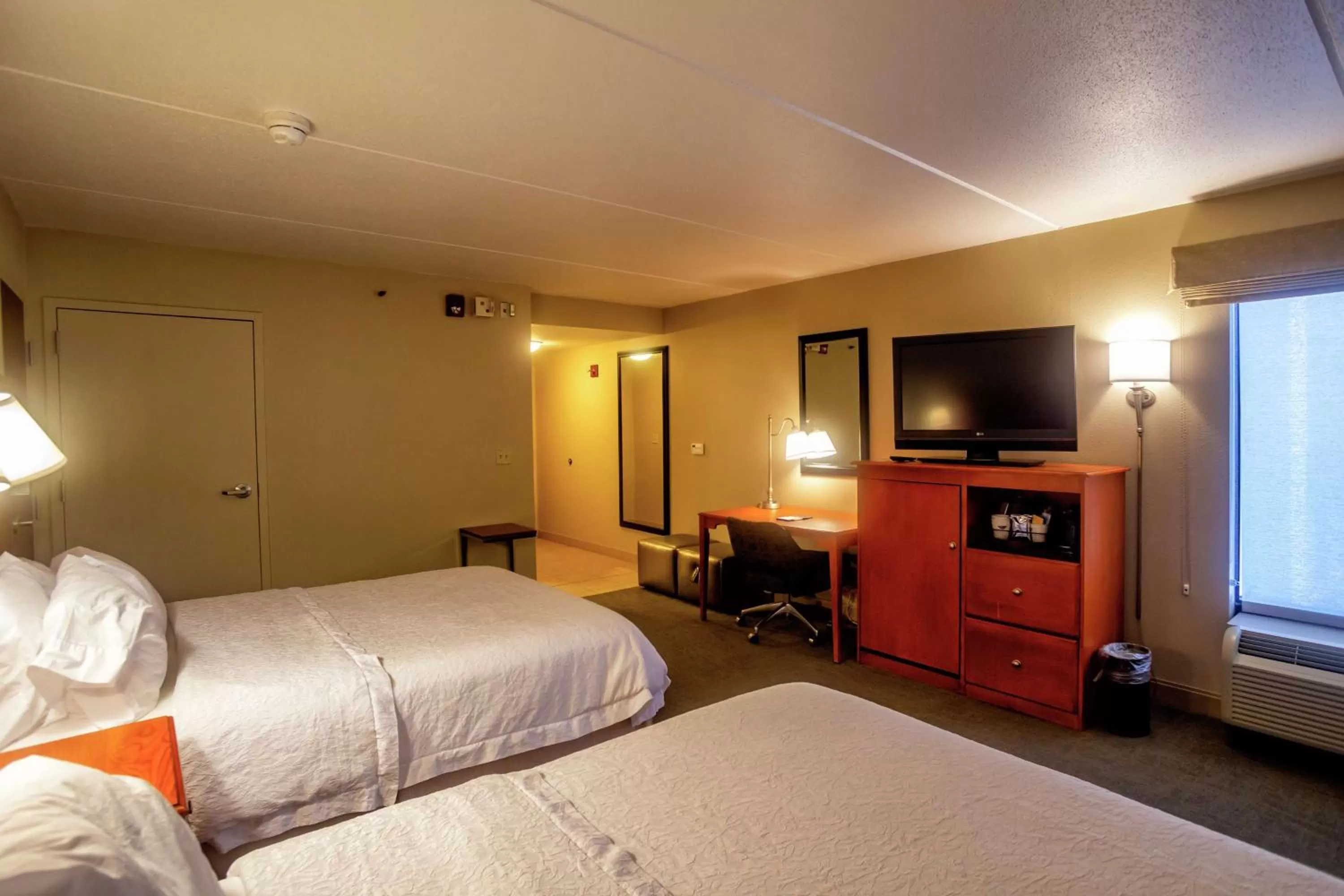 Bed in Hampton Inn Wheeling