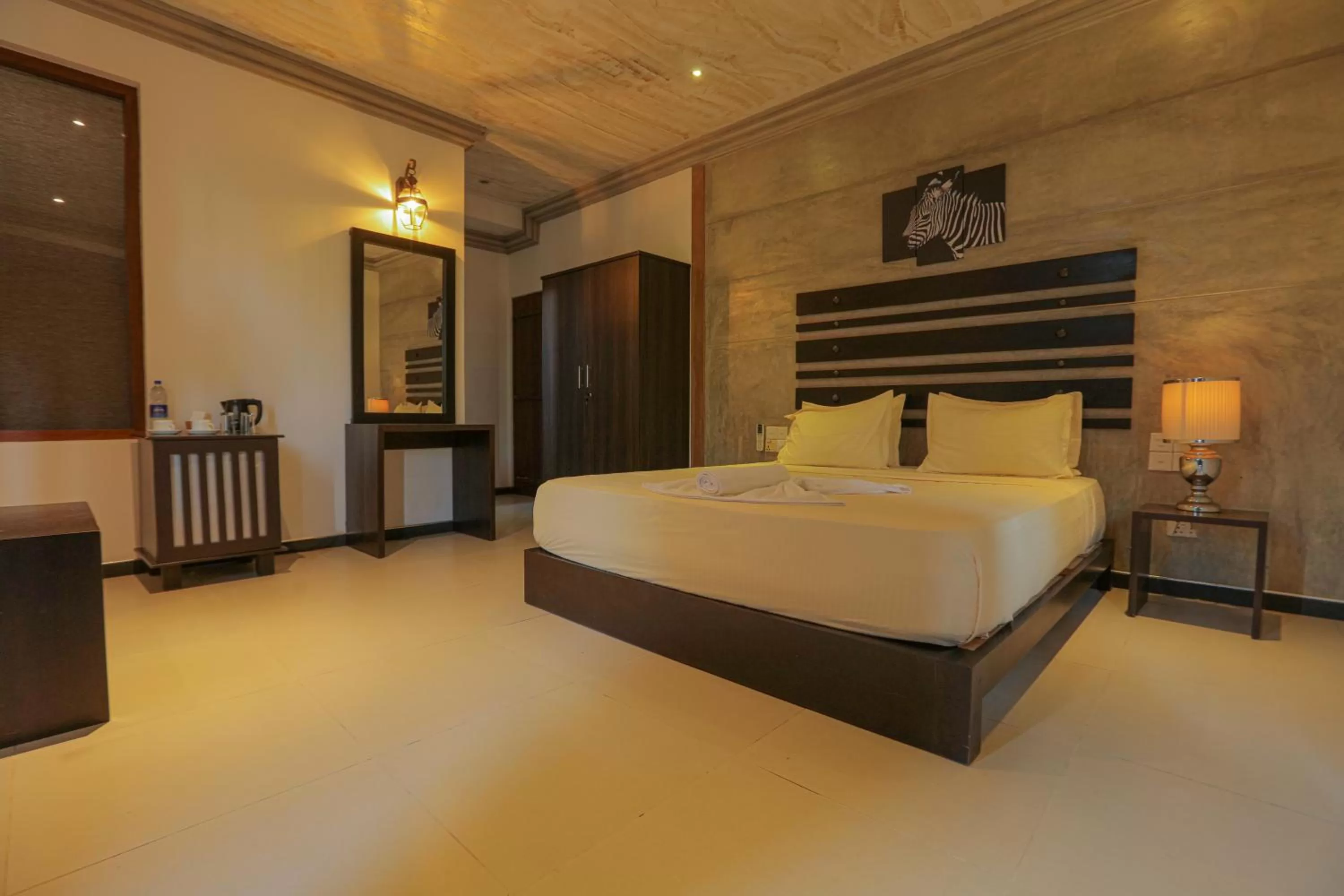 Photo of the whole room, Bed in Summer Side