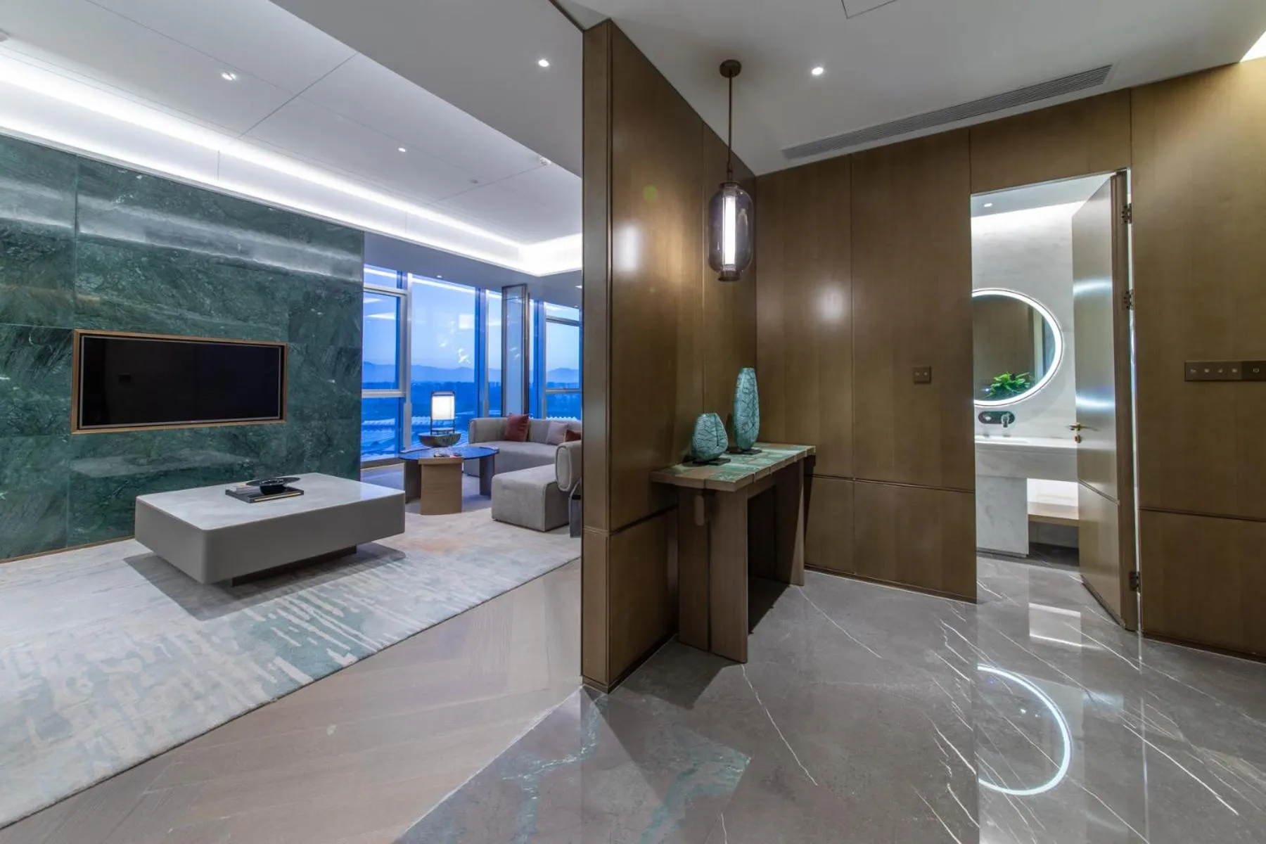 Photo of the whole room, Bed in HUALUXE Xi'an Chanba by IHG-西安浐灞华邑酒店-Near Xi'an International Convention Exhibition Center and Shopping mall and The Romantic show of Xi'an-Free Luggage Storage-English Service