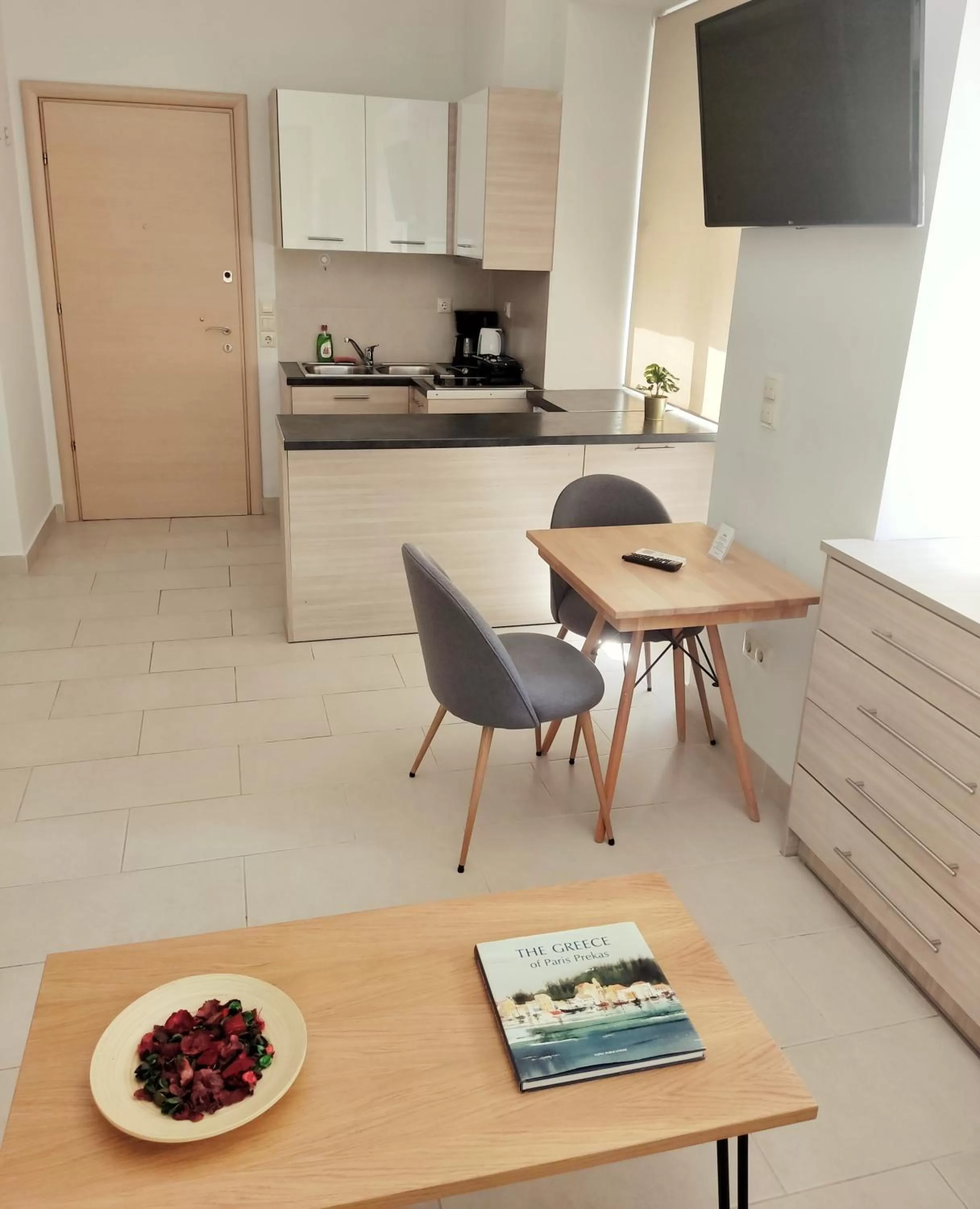 TV and multimedia in 12 Keys Athens Apartments