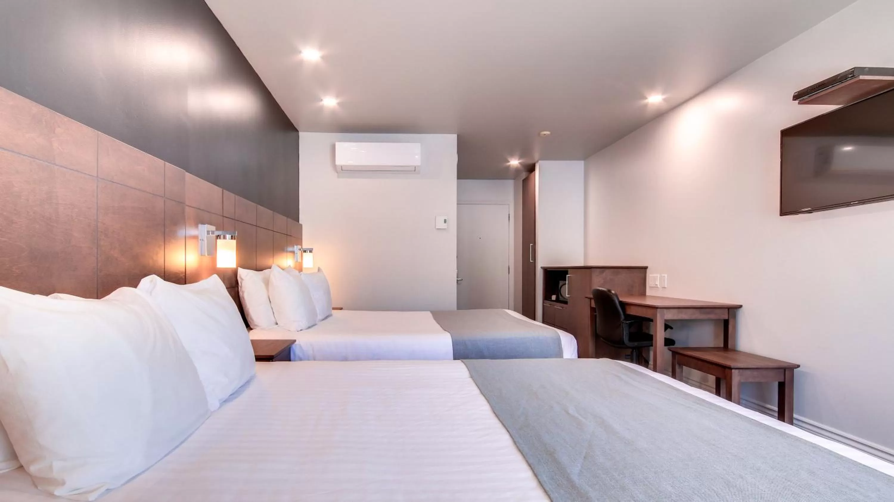 Bed in Hôtel Marineau Shawinigan