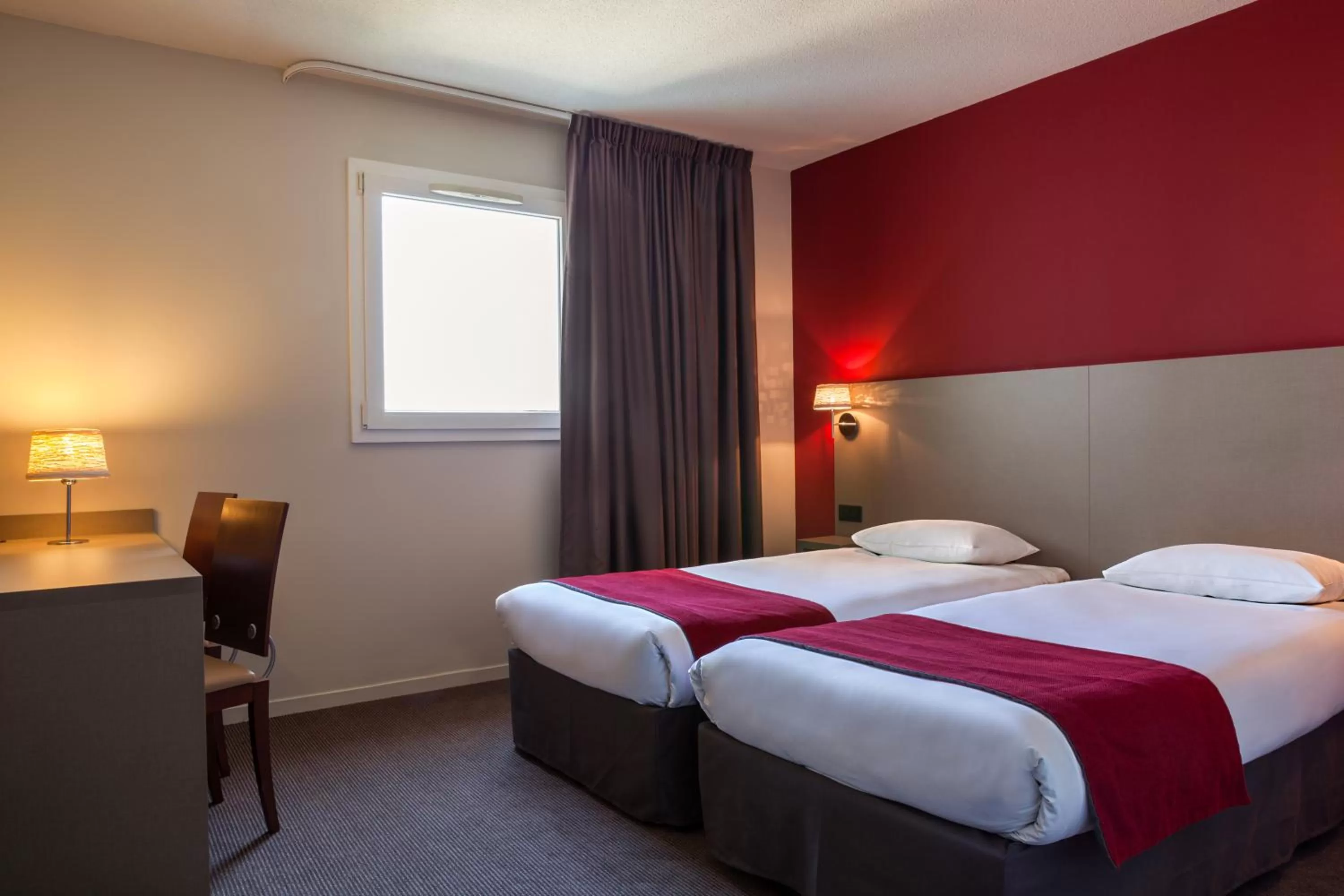 Photo of the whole room, Bed in The Originals City, Hôtel Les Bruyères, Dax Nord