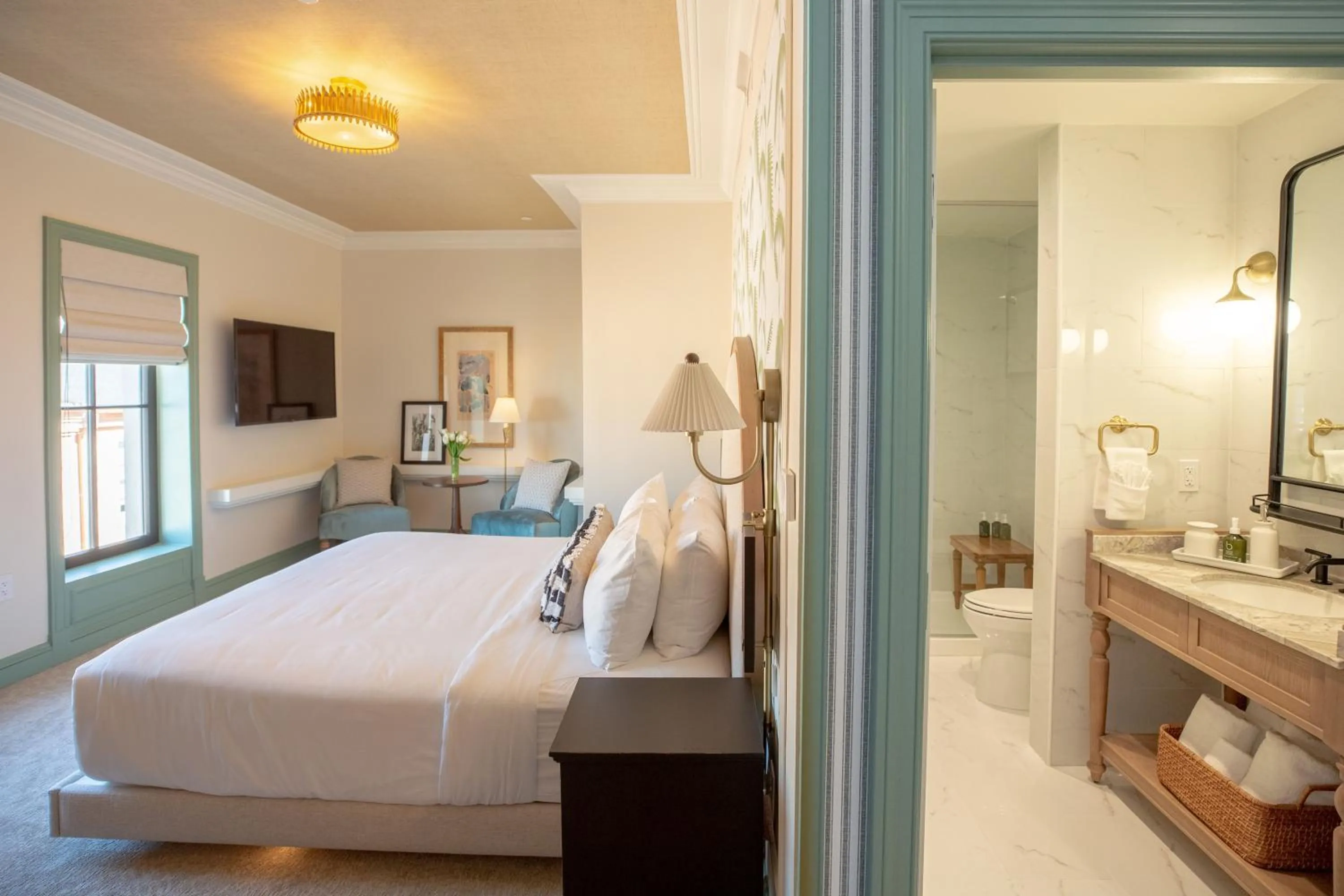 Photo of the whole room, Bed in The Palmetto Hotel, Charleston