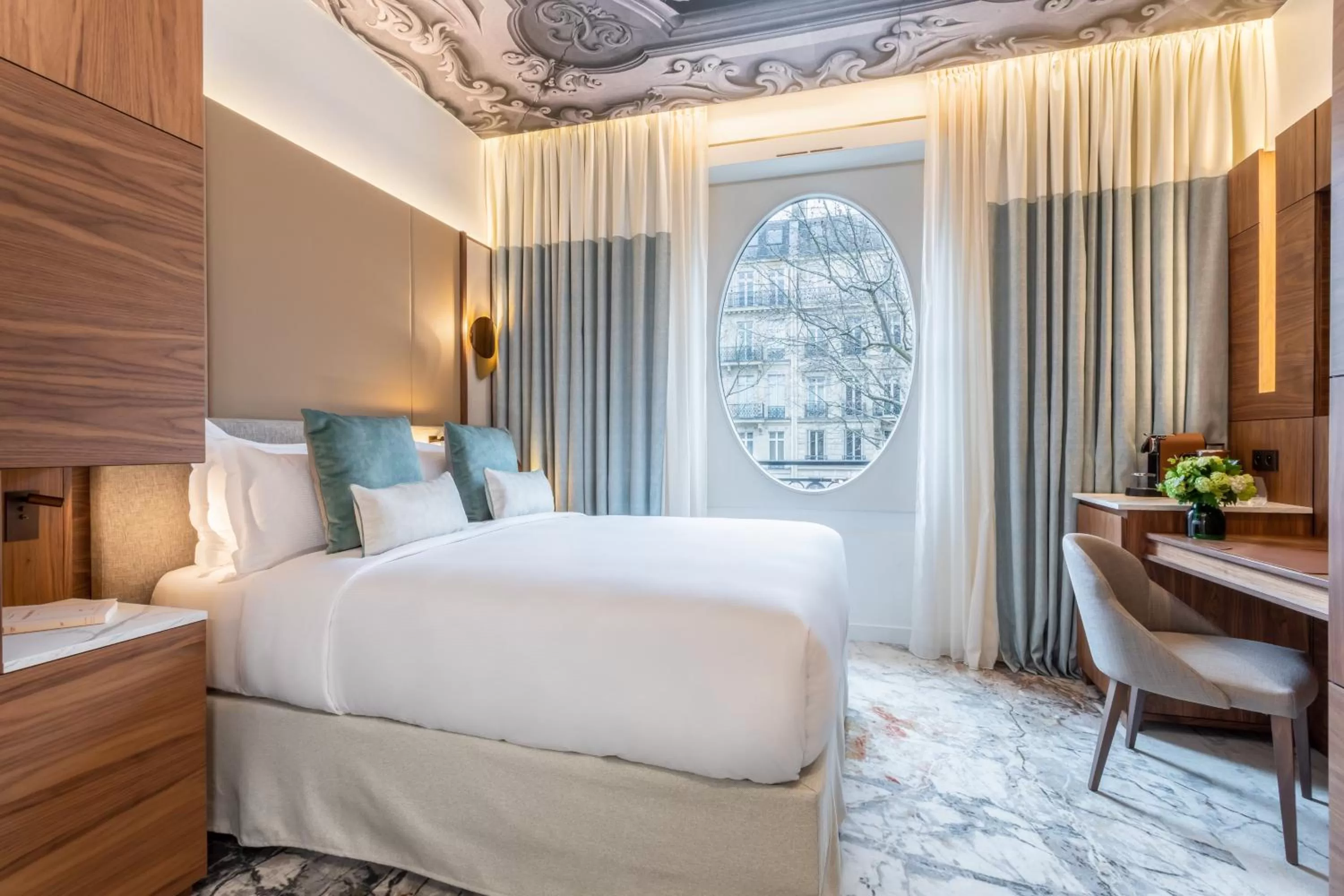 Photo of the whole room, Bed in InterContinental Paris Champs Elysées Etoile by IHG